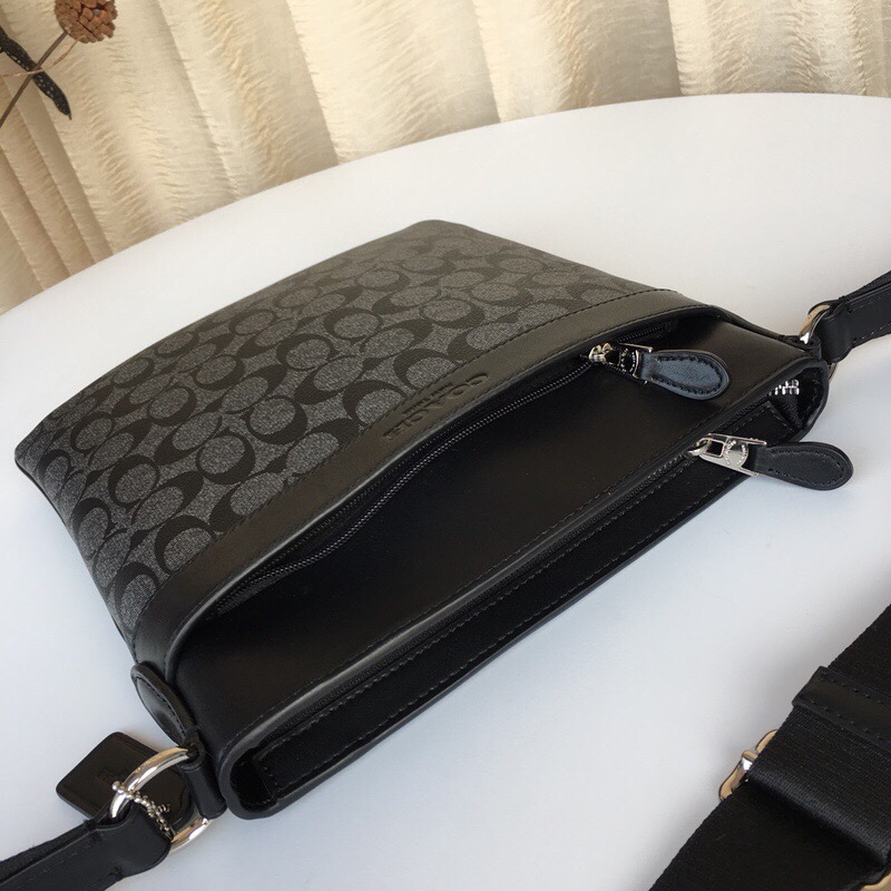 Coach F54781 同步最新款、pvc配头层牛皮 、单肩斜跨 男士包 、耐磨耐用 配有 ykk拉链 前后都有插袋 、实用又百搭 尺寸：27长