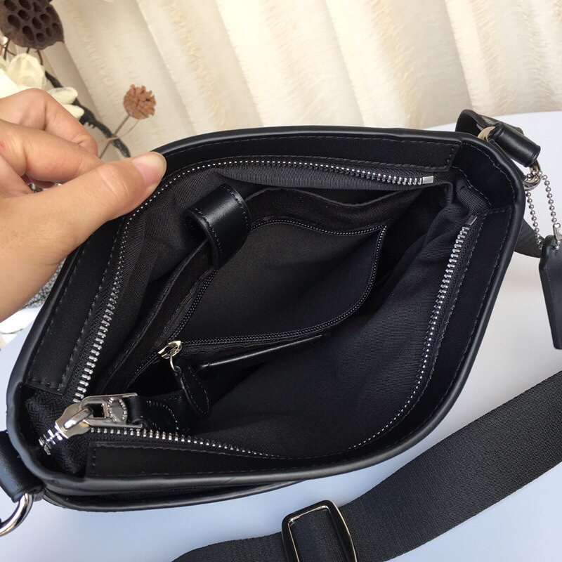 Coach F54781 同步最新款、pvc配头层牛皮 、单肩斜跨 男士包 、耐磨耐用 配有 ykk拉链 前后都有插袋 、实用又百搭 尺寸：27长