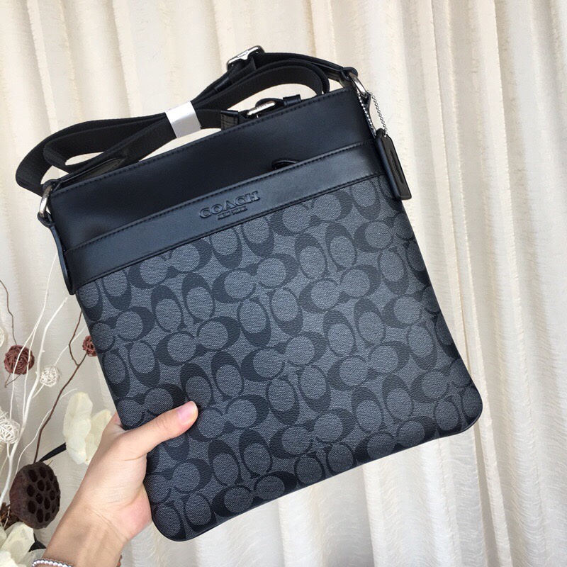 Coach F54781 同步最新款、pvc配头层牛皮 、单肩斜跨 男士包 、耐磨耐用 配有 ykk拉链 前后都有插袋 、实用又百搭 尺寸：27长