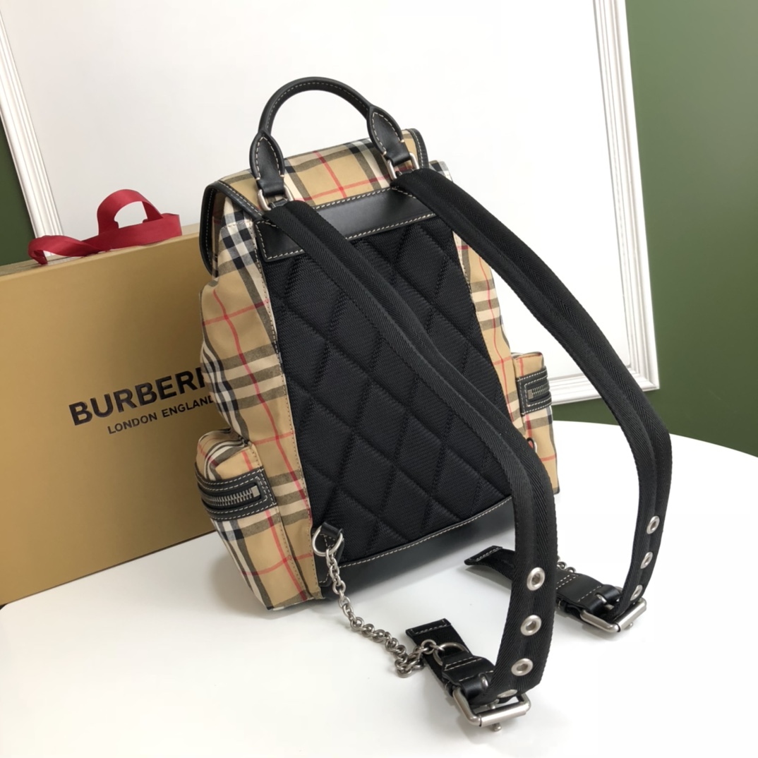 Top medium size 📶Original Burberry military backpack is based on the brand's collection of military-style bags. It is crafted from vintage plaid cotton panels and decorated with topstitched cowhide trim. Size: 22x14x33cm Model: 0625 plaid leather strap photo 1