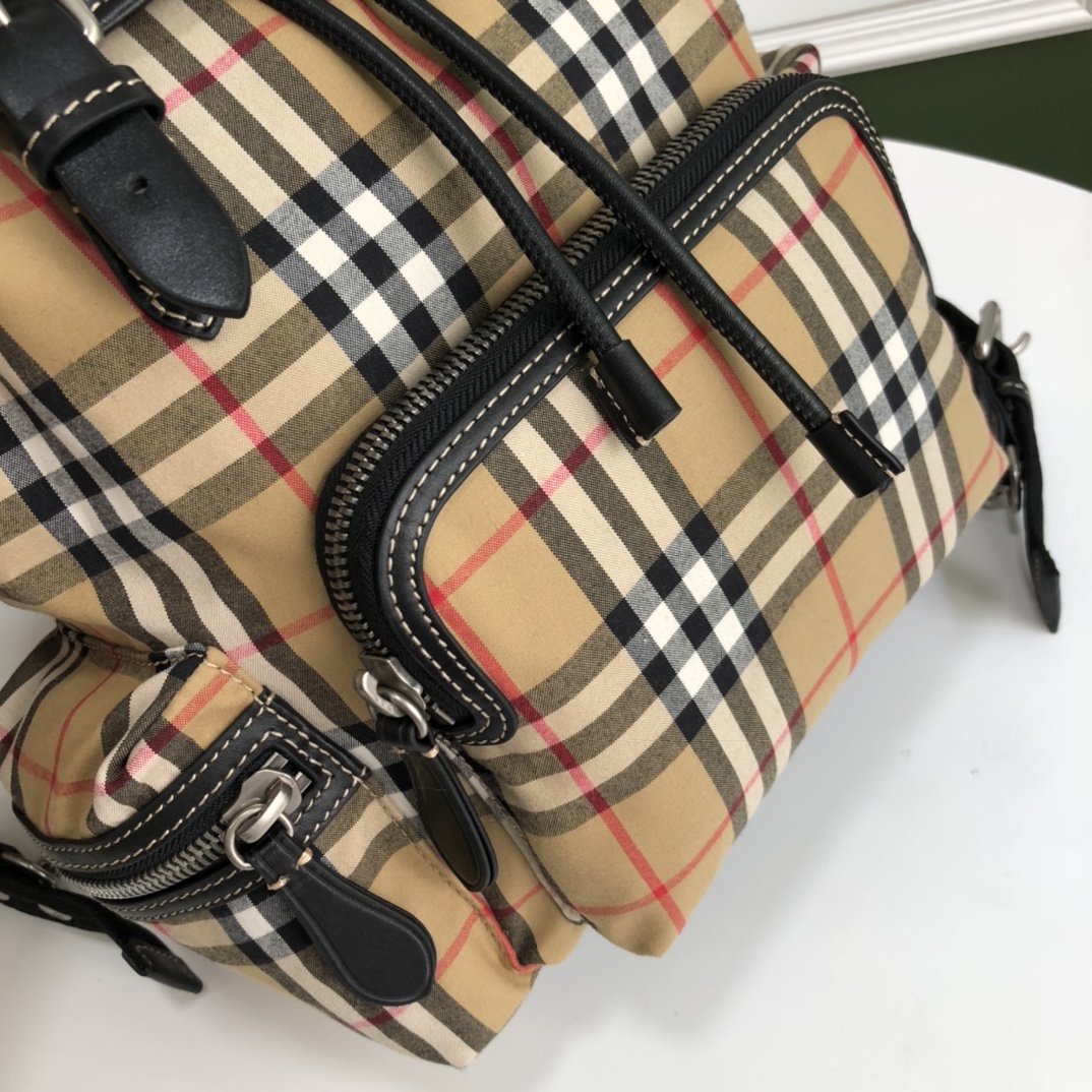 Top medium size 📶Original Burberry military backpack is based on the brand's collection of military-style bags. It is crafted from vintage plaid cotton panels and decorated with topstitched cowhide trim. Size: 22x14x33cm Model: 0625 plaid leather strap photo 2