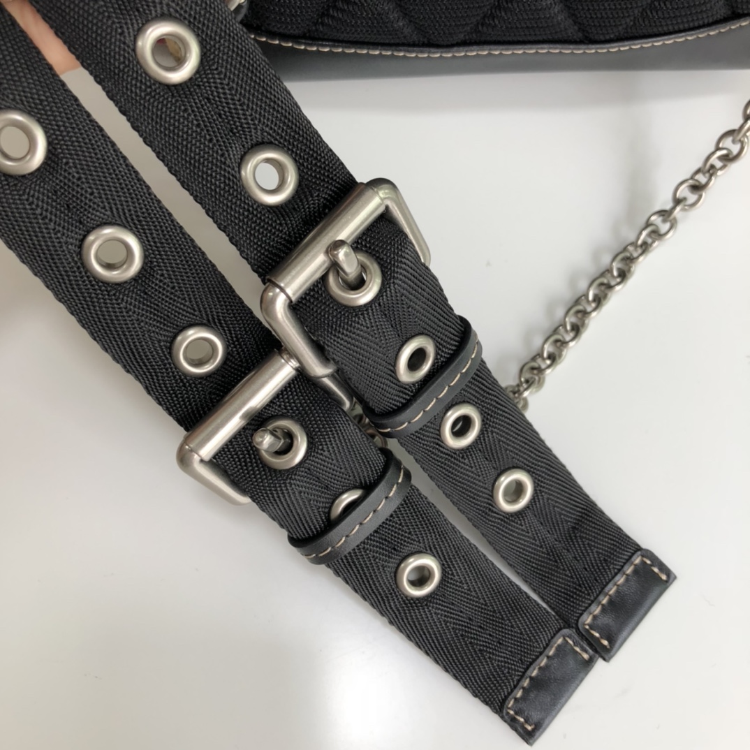 Top medium size 📶Original Burberry military backpack is based on the brand's collection of military-style bags. It is crafted from vintage plaid cotton panels and decorated with topstitched cowhide trim. Size: 22x14x33cm Model: 0625 plaid leather strap photo 3