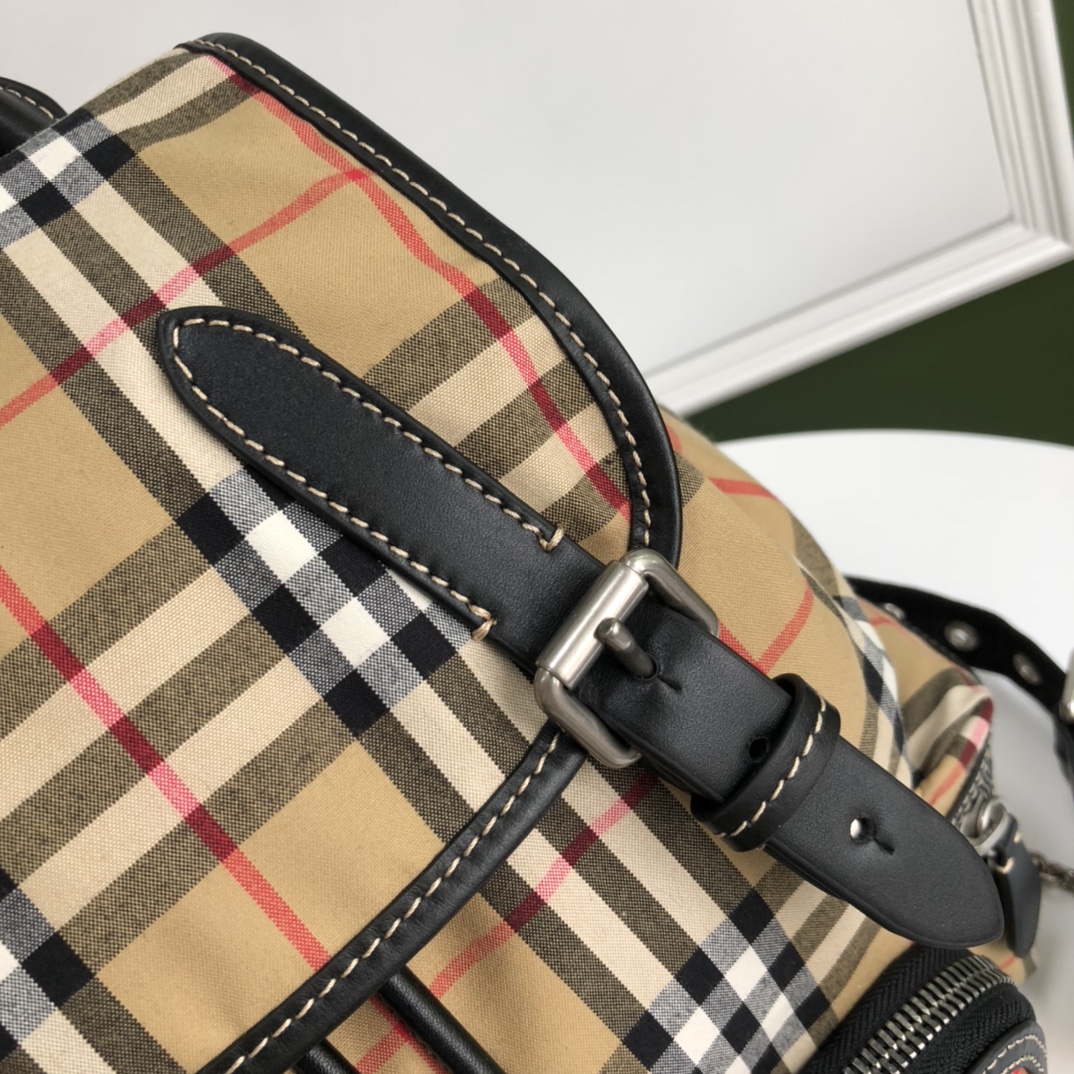 Top medium size 📶Original Burberry military backpack is based on the brand's collection of military-style bags. It is crafted from vintage plaid cotton panels and decorated with topstitched cowhide trim. Size: 22x14x33cm Model: 0625 plaid leather strap photo 4
