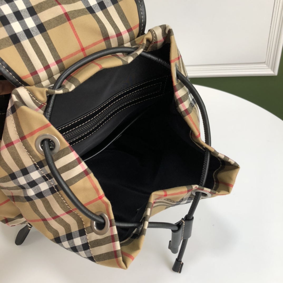 Top medium size 📶Original Burberry military backpack is based on the brand's collection of military-style bags. It is crafted from vintage plaid cotton panels and decorated with topstitched cowhide trim. Size: 22x14x33cm Model: 0625 plaid leather strap photo 5