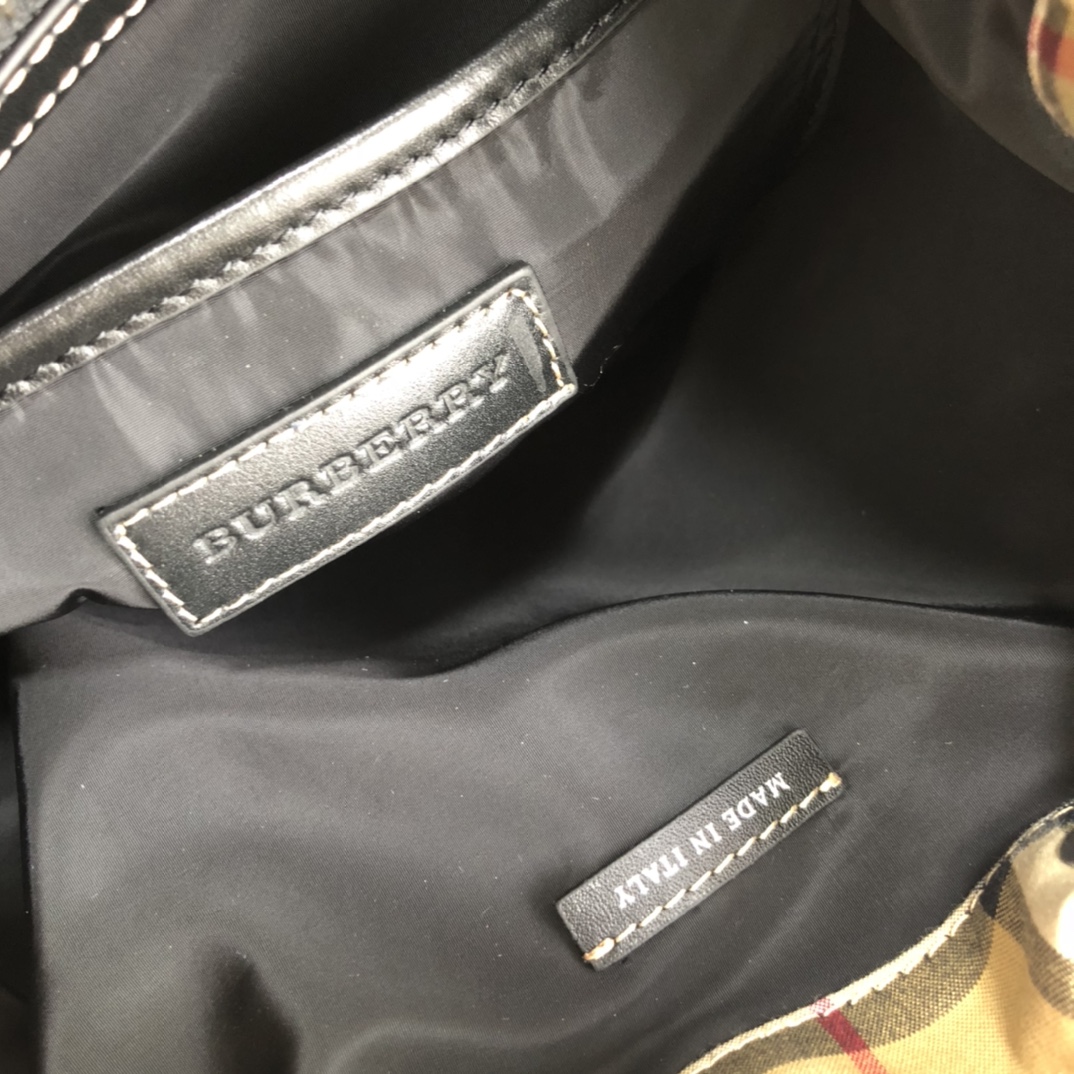Top medium size 📶Original Burberry military backpack is based on the brand's collection of military-style bags. It is crafted from vintage plaid cotton panels and decorated with topstitched cowhide trim. Size: 22x14x33cm Model: 0625 plaid leather strap photo 8