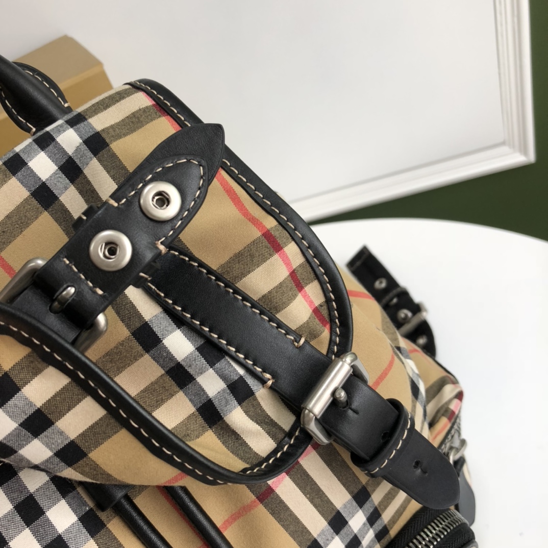 Top medium size 📶Original Burberry military backpack is based on the brand's collection of military-style bags. It is crafted from vintage plaid cotton panels and decorated with topstitched cowhide trim. Size: 22x14x33cm Model: 0625 plaid leather strap photo 9