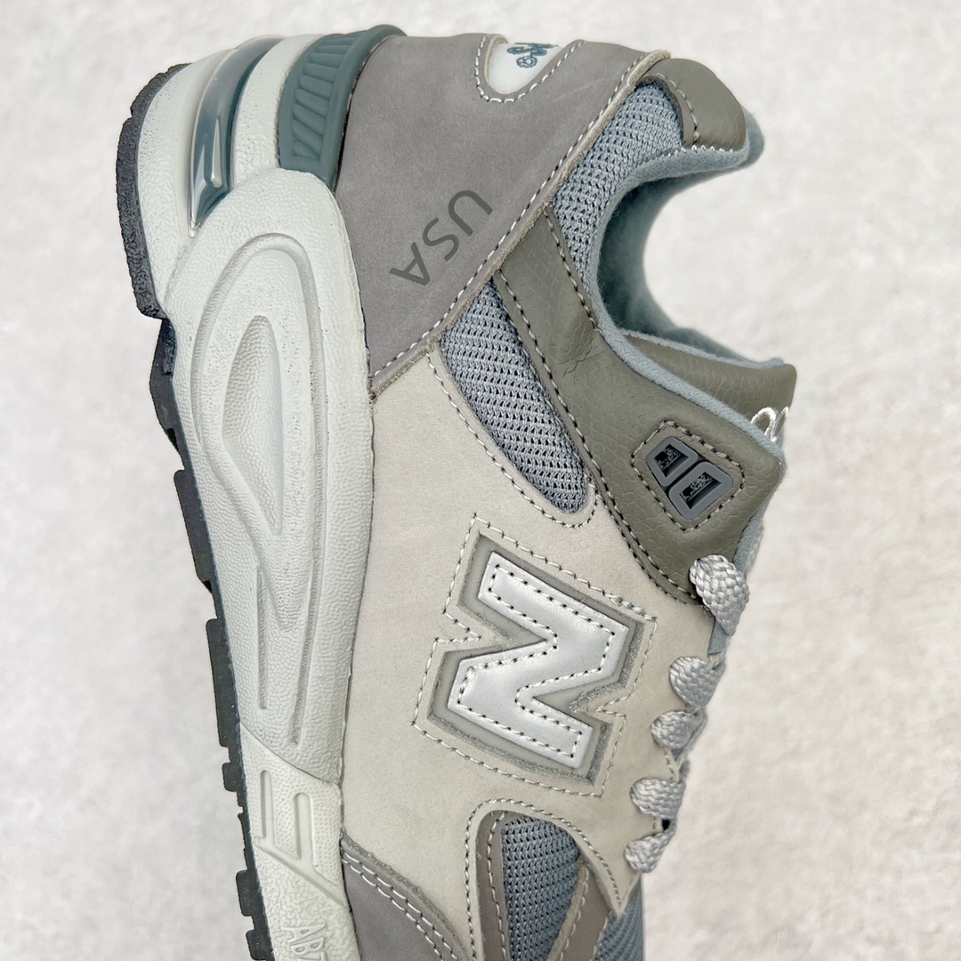 图片[6]-＃K版纯原福利 Wtaps x New Balance M990WT2 新百伦NB990V2 联名深灰 第二代总统复古慢跑鞋 正确3M反光细节 原楦原纸版开发 正确6层组合底模精密开发 搭载全新碳素中底 后跟透明TPU水晶装饰条稳固 沿用了引以为傲的跑鞋手工技艺 采用猪皮绒面并包裹局部透气网面的鞋身设计 菱网鞋舌上刻有New Balance USA 鞋面依旧身着经典的大热之灰 彰显了其高端的品质身份 尺码：36 37 37.5 38 38.5 39 40 40.5 41.5 42 42.5 43 44 45-选品中心