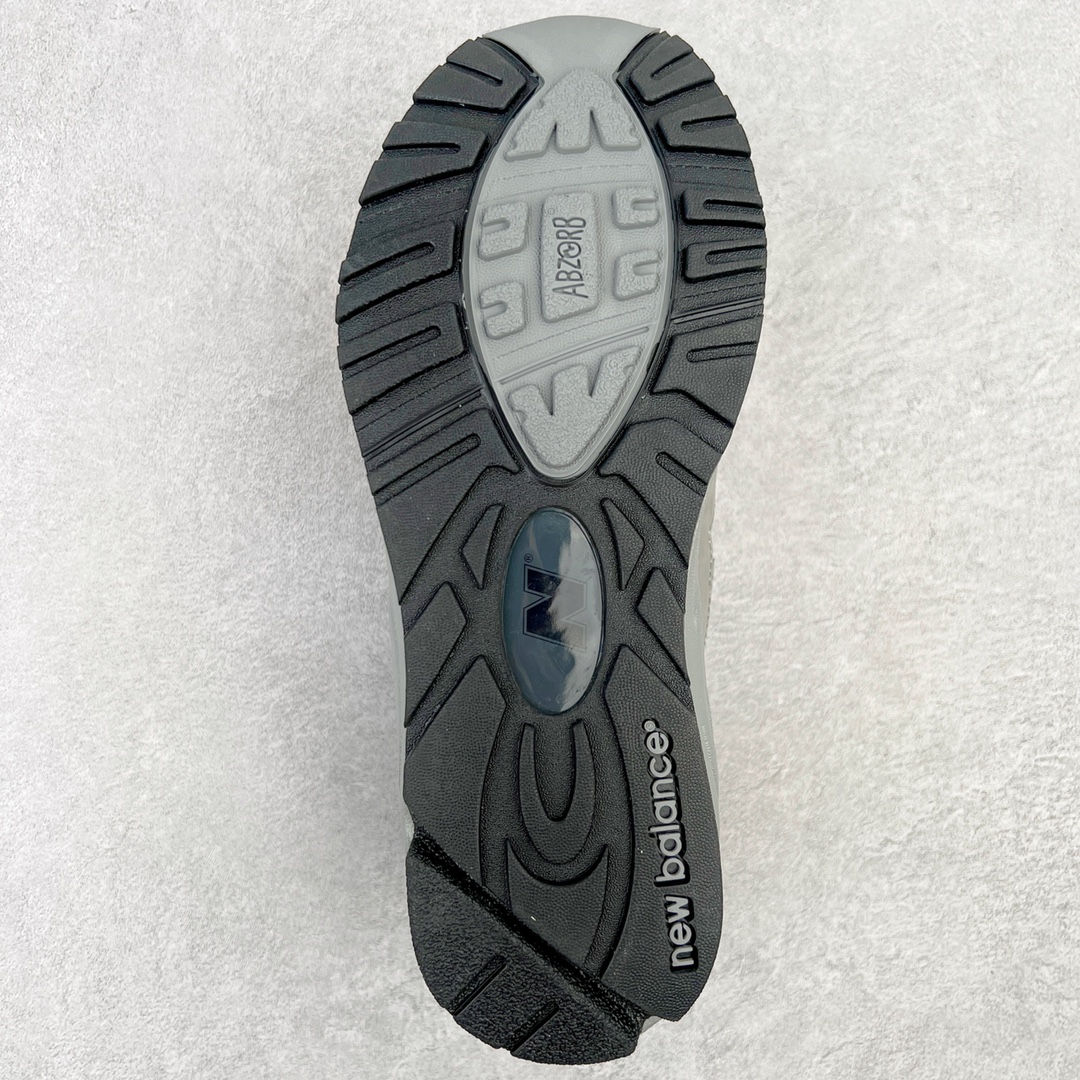 图片[9]-＃K版纯原福利 Wtaps x New Balance M990WT2 新百伦NB990V2 联名深灰 第二代总统复古慢跑鞋 正确3M反光细节 原楦原纸版开发 正确6层组合底模精密开发 搭载全新碳素中底 后跟透明TPU水晶装饰条稳固 沿用了引以为傲的跑鞋手工技艺 采用猪皮绒面并包裹局部透气网面的鞋身设计 菱网鞋舌上刻有New Balance USA 鞋面依旧身着经典的大热之灰 彰显了其高端的品质身份 尺码：36 37 37.5 38 38.5 39 40 40.5 41.5 42 42.5 43 44 45-选品中心