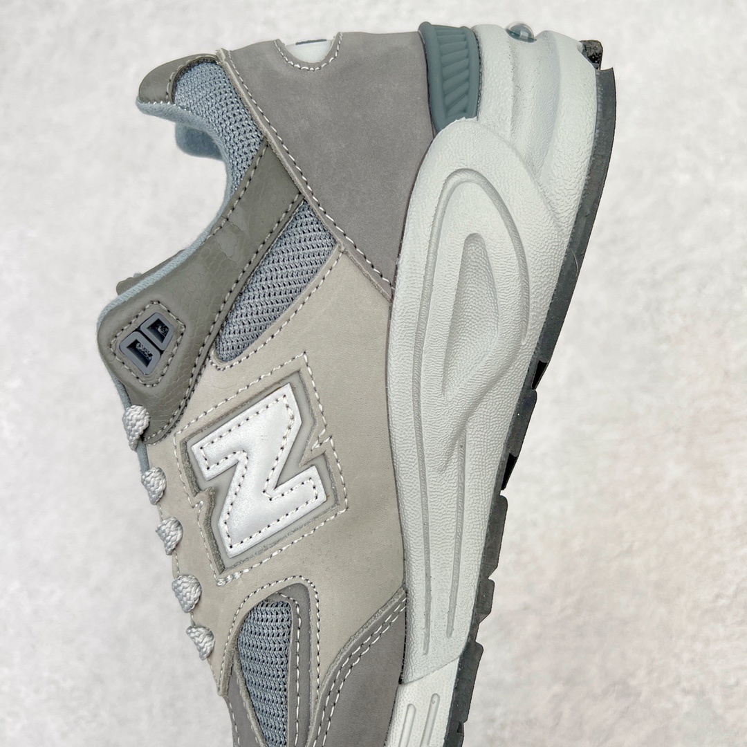 图片[7]-＃K版纯原福利 Wtaps x New Balance M990WT2 新百伦NB990V2 联名深灰 第二代总统复古慢跑鞋 正确3M反光细节 原楦原纸版开发 正确6层组合底模精密开发 搭载全新碳素中底 后跟透明TPU水晶装饰条稳固 沿用了引以为傲的跑鞋手工技艺 采用猪皮绒面并包裹局部透气网面的鞋身设计 菱网鞋舌上刻有New Balance USA 鞋面依旧身着经典的大热之灰 彰显了其高端的品质身份 尺码：36 37 37.5 38 38.5 39 40 40.5 41.5 42 42.5 43 44 45-选品中心