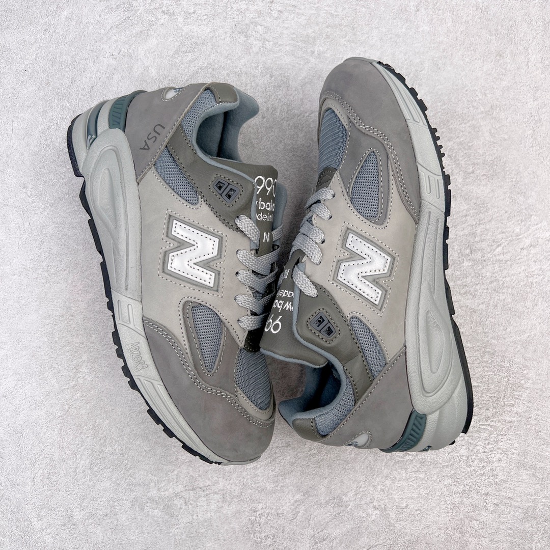 图片[3]-＃K版纯原福利 Wtaps x New Balance M990WT2 新百伦NB990V2 联名深灰 第二代总统复古慢跑鞋 正确3M反光细节 原楦原纸版开发 正确6层组合底模精密开发 搭载全新碳素中底 后跟透明TPU水晶装饰条稳固 沿用了引以为傲的跑鞋手工技艺 采用猪皮绒面并包裹局部透气网面的鞋身设计 菱网鞋舌上刻有New Balance USA 鞋面依旧身着经典的大热之灰 彰显了其高端的品质身份 尺码：36 37 37.5 38 38.5 39 40 40.5 41.5 42 42.5 43 44 45-选品中心