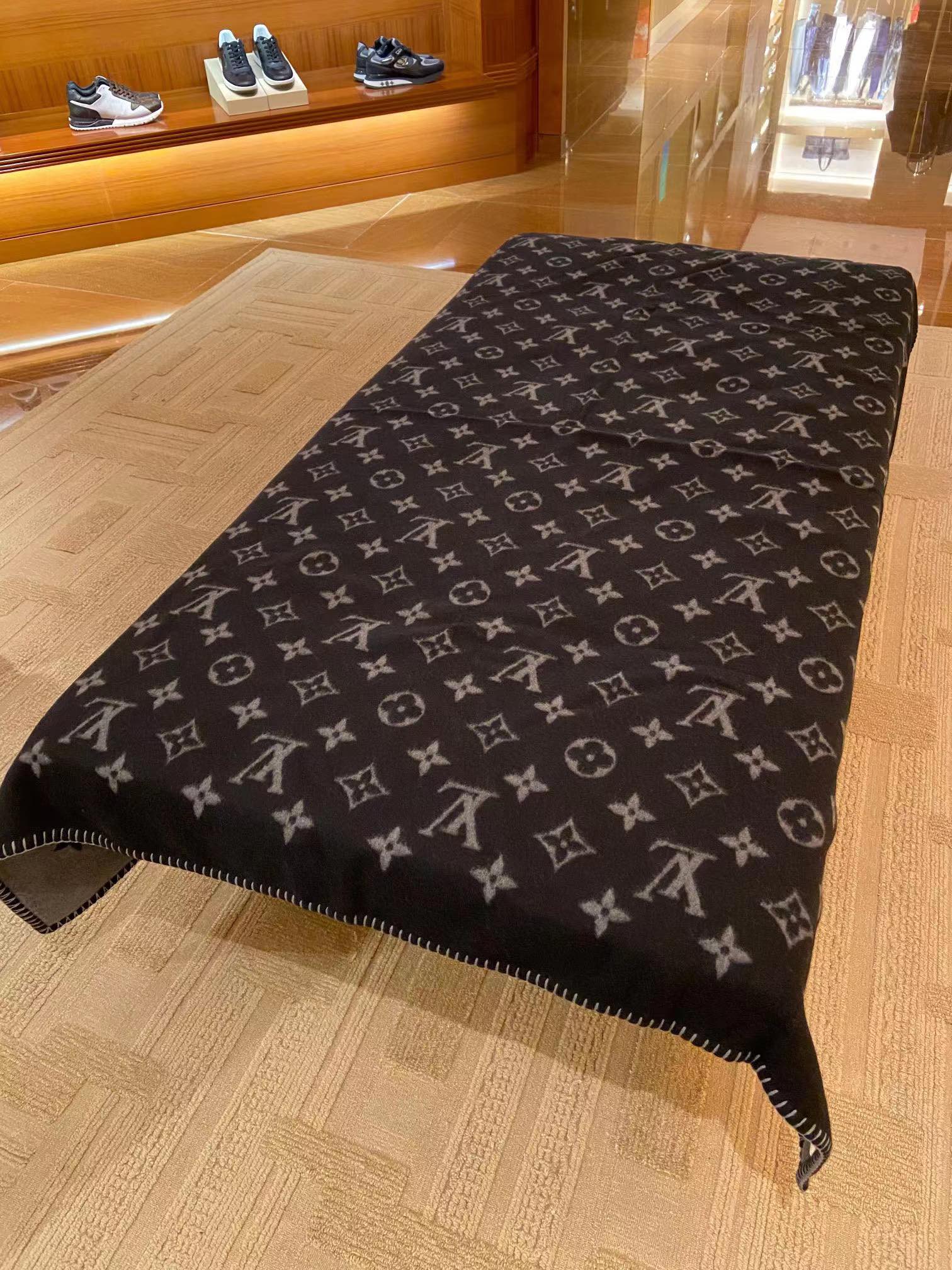 LV路易威登Neo monogram毯子m76032