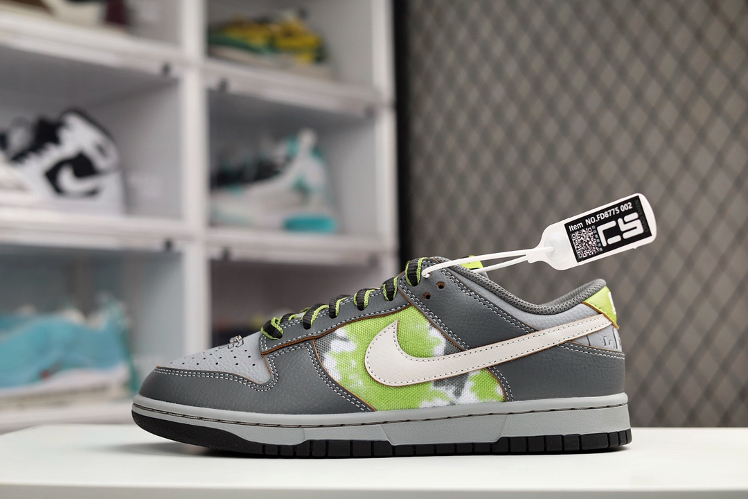 H0 公司级 耐克 Nike SB Zoom Dunk Low 板鞋 系列经典百搭休闲运动板鞋加厚鞋舌的填充，使舒适性大大提升，同时也更方便穿脱中底部分则加入了脚感柔软舒适ZoomAir气垫，有效吸收滑板等极限运动在落地时带来的冲击力，为街头运动者们提供更好的保护