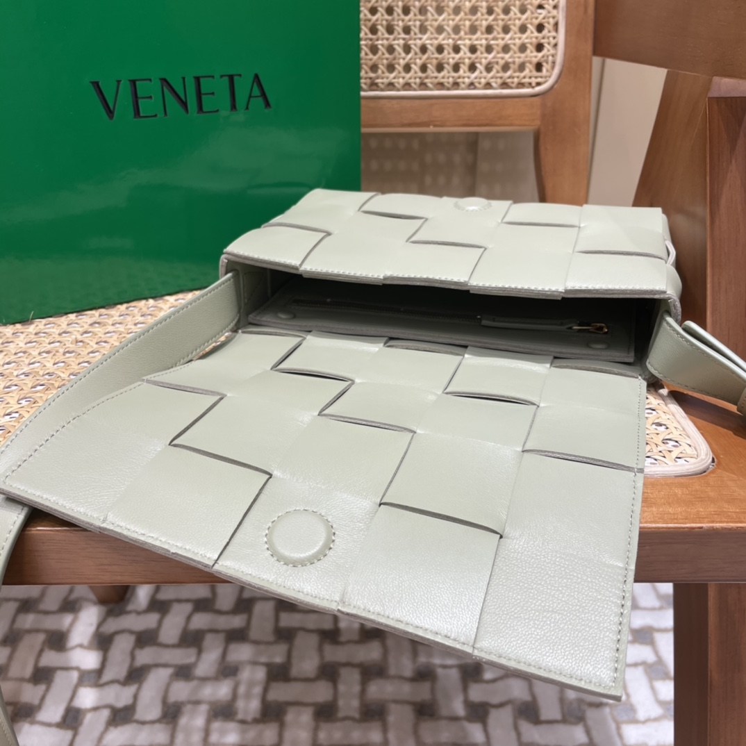 Bottega Veneta CASSETTE 23CM 编织皮革方盒斜挎包 578004洞石绿