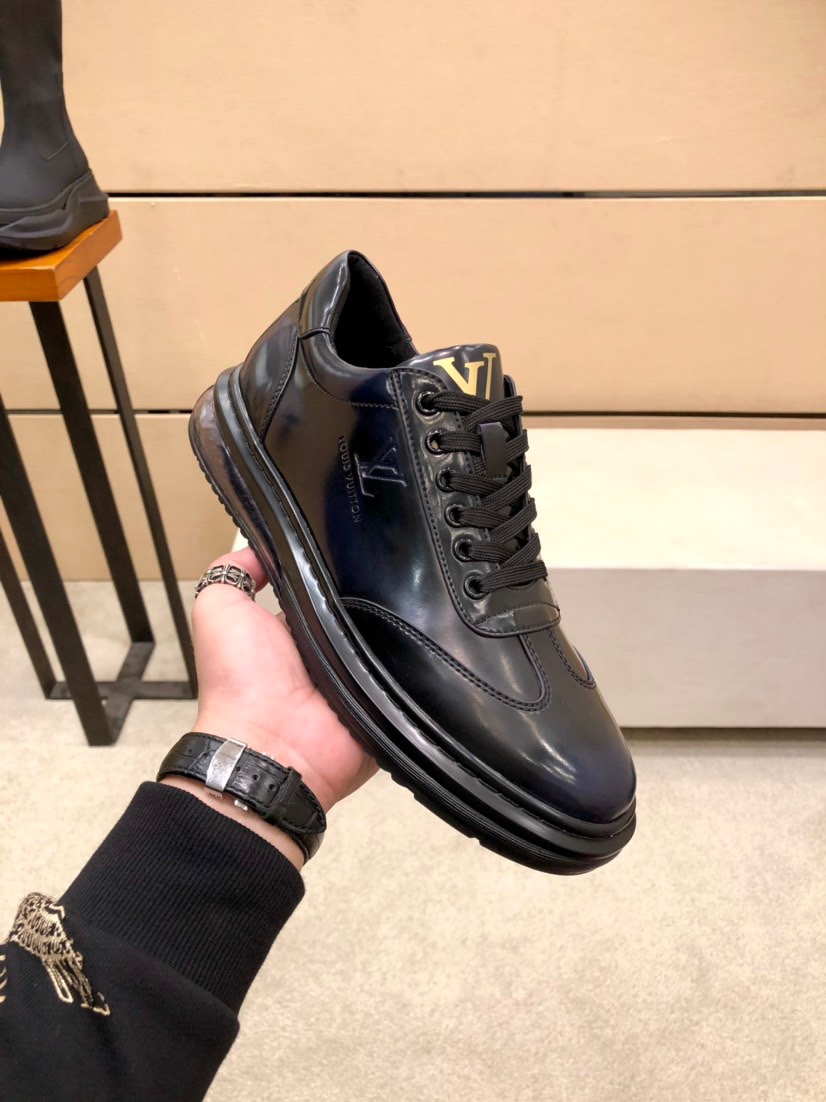 J0 Louis Vuitton 路易威登 LV 男士休闲鞋,全球限量款鞋面采用原版小牛皮压纹LOGO鞋面顶级做工 内里垫脚:纯进口羊皮内里 系带板鞋舒适 奢华尊贵! 男鞋码数：38-44