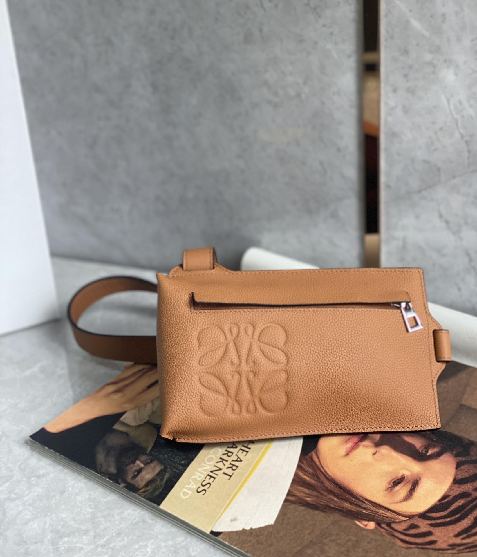 LOEWE罗意威 牛皮粒面垂直T型小包手机包 0661棕色