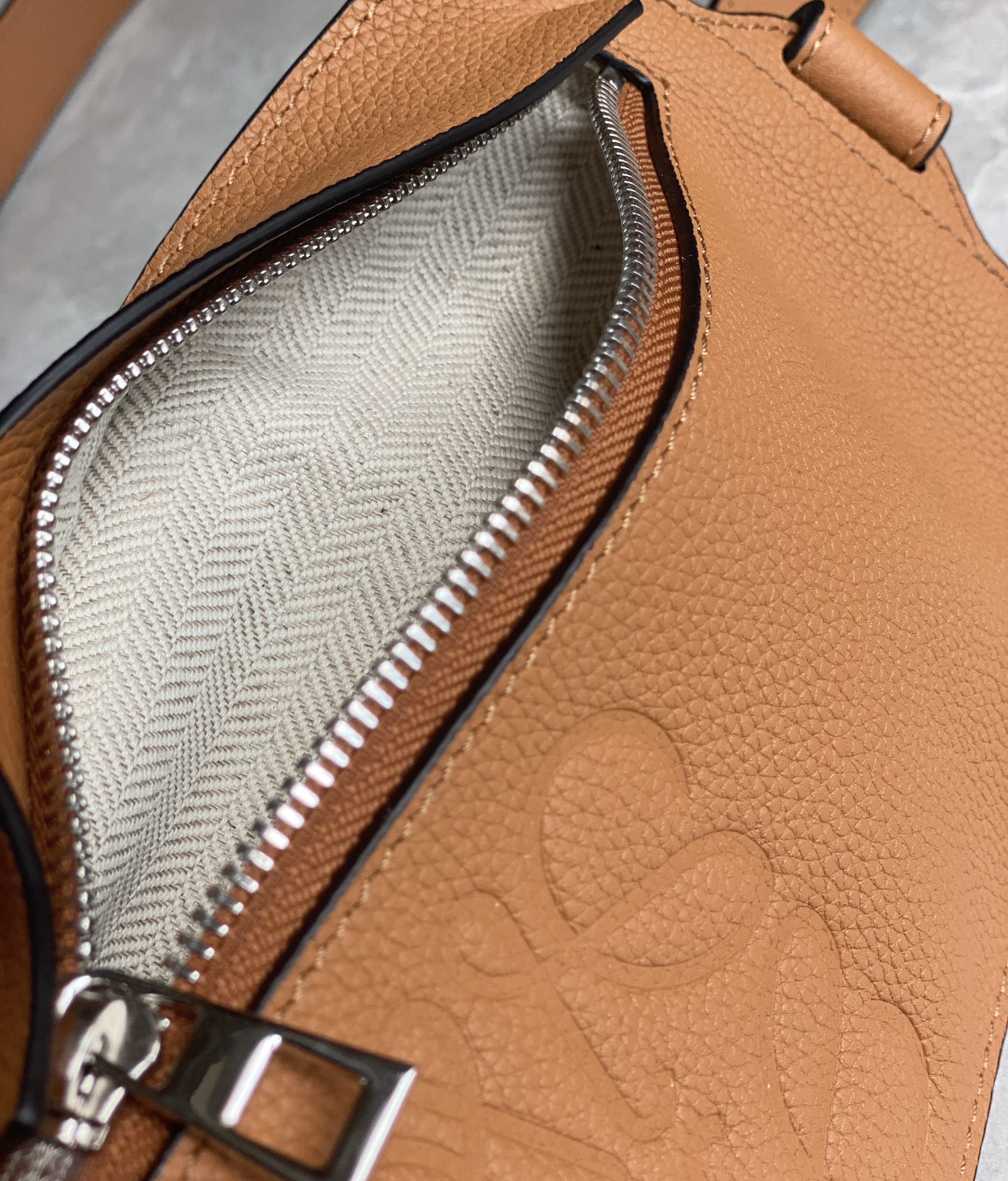 LOEWE罗意威 牛皮粒面垂直T型小包手机包 0661棕色