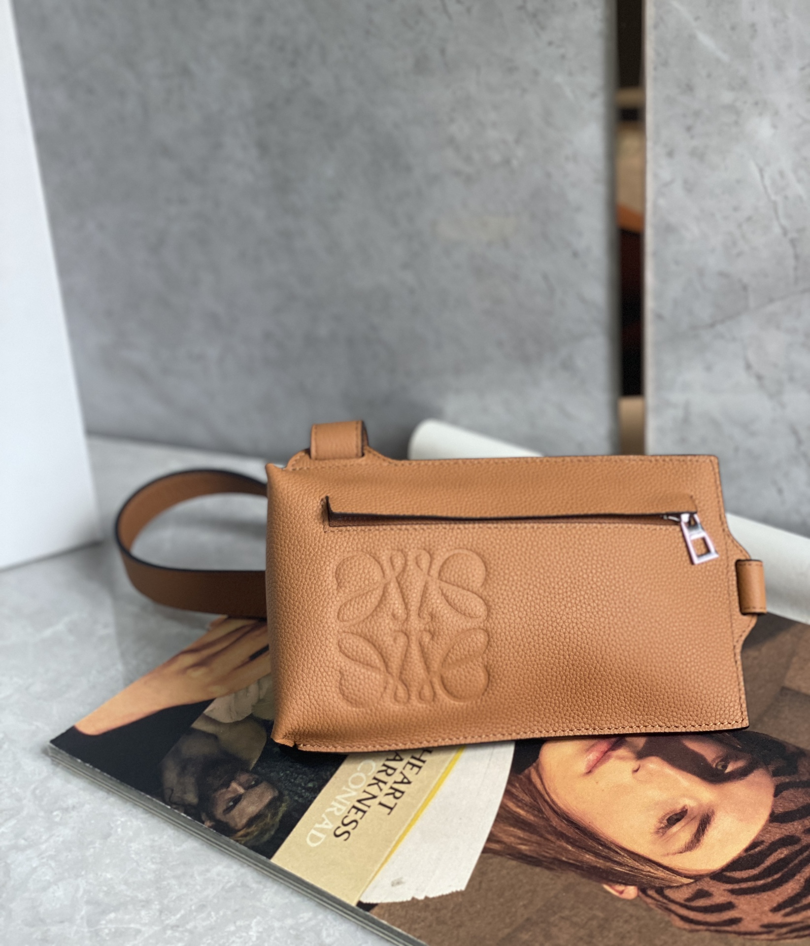 LOEWE罗意威 牛皮粒面垂直T型小包手机包 0661棕色