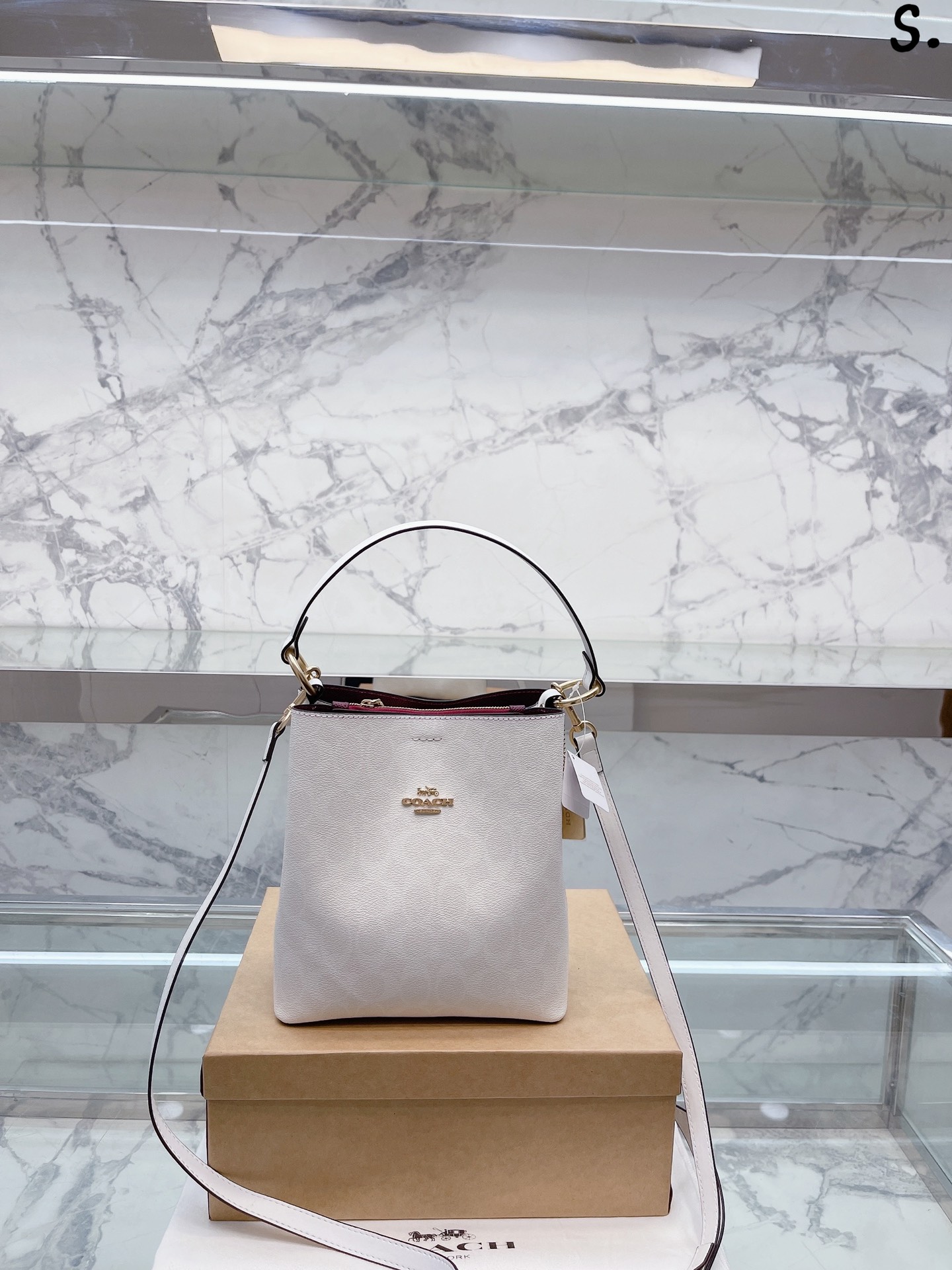 J5 牛皮版本 ｜Coach Town buckel水桶包 Coach Coach 蔻驰 专柜品质 查理水桶包Bucket手提单肩斜挎包 里外全超纤牛皮 耐用 时尚 百搭 颜值爆表  火的不要不要的 简约大牌风 尺寸 21 22cm 牛皮版本 ｜Coach Town buckel水桶包 Coach Coach 蔻驰 专柜品质 查理水桶包Bucket手提单肩斜挎包 里外全超纤牛皮 耐用 时尚 百搭 颜值爆表  火的不要不要的 简约大牌风 尺寸 21 22cm