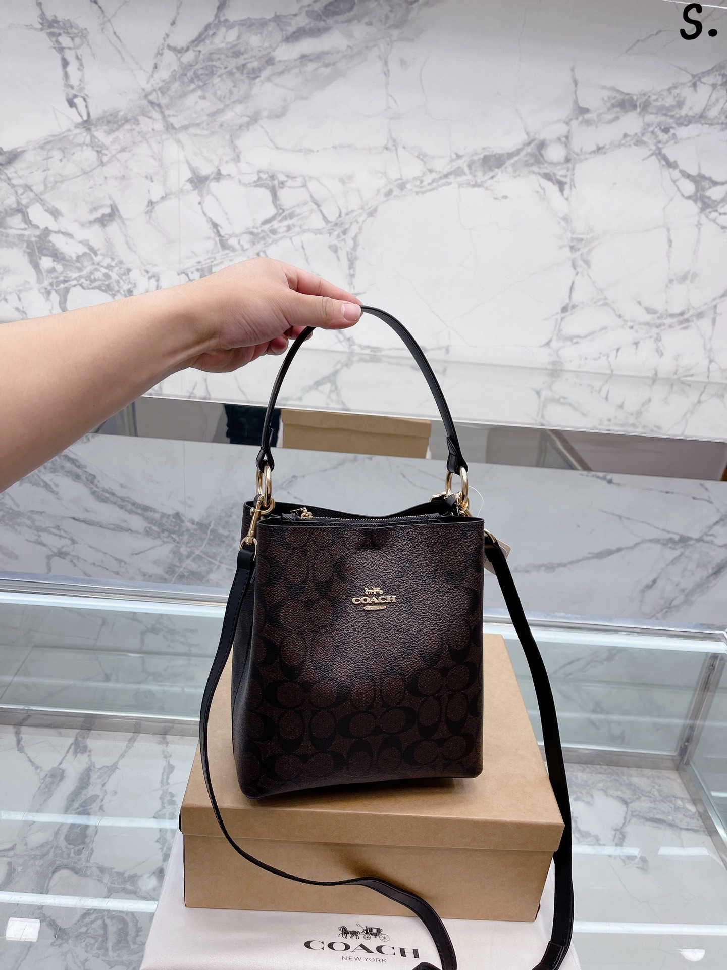 J5 牛皮版本 ｜Coach Town buckel水桶包 Coach Coach 蔻驰 专柜品质 查理水桶包Bucket手提单肩斜挎包 里外全超纤牛皮 耐用 时尚 百搭 颜值爆表  火的不要不要的 简约大牌风 尺寸 21 22cm