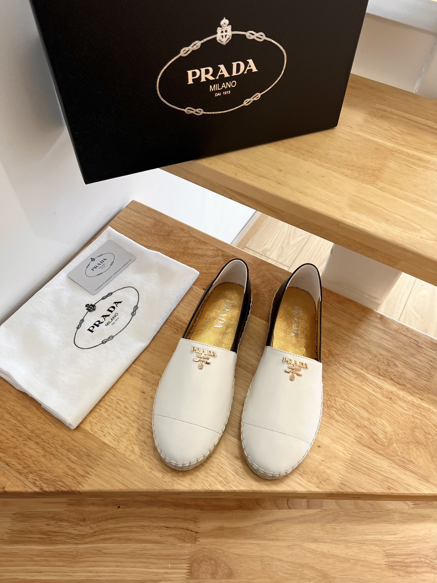 NO:221412,(New product) Prada Prada Napa leather fisherman's shoes flat-soled casual straw woven shoes. ·Shoe upper Napa sheepskin material ·Classic logo logo ·Hemp fiber midsole ·Tread pattern rubber outsole ·Size 35-41, fisherman's shoes, prada, prada, espadrilles, espadrilles, sheepskin19860909（新品） Prada普拉达 纳帕皮面渔夫鞋平底休闲草编鞋. ·鞋帮纳帕羊皮材质 ·经典logo徽标 ·麻纤维中底 ·胎面花纹橡胶大底 ·码数35-41,渔夫鞋,prada,prada,espadrilles,espadrilles,sheepskin,Women's Shoes