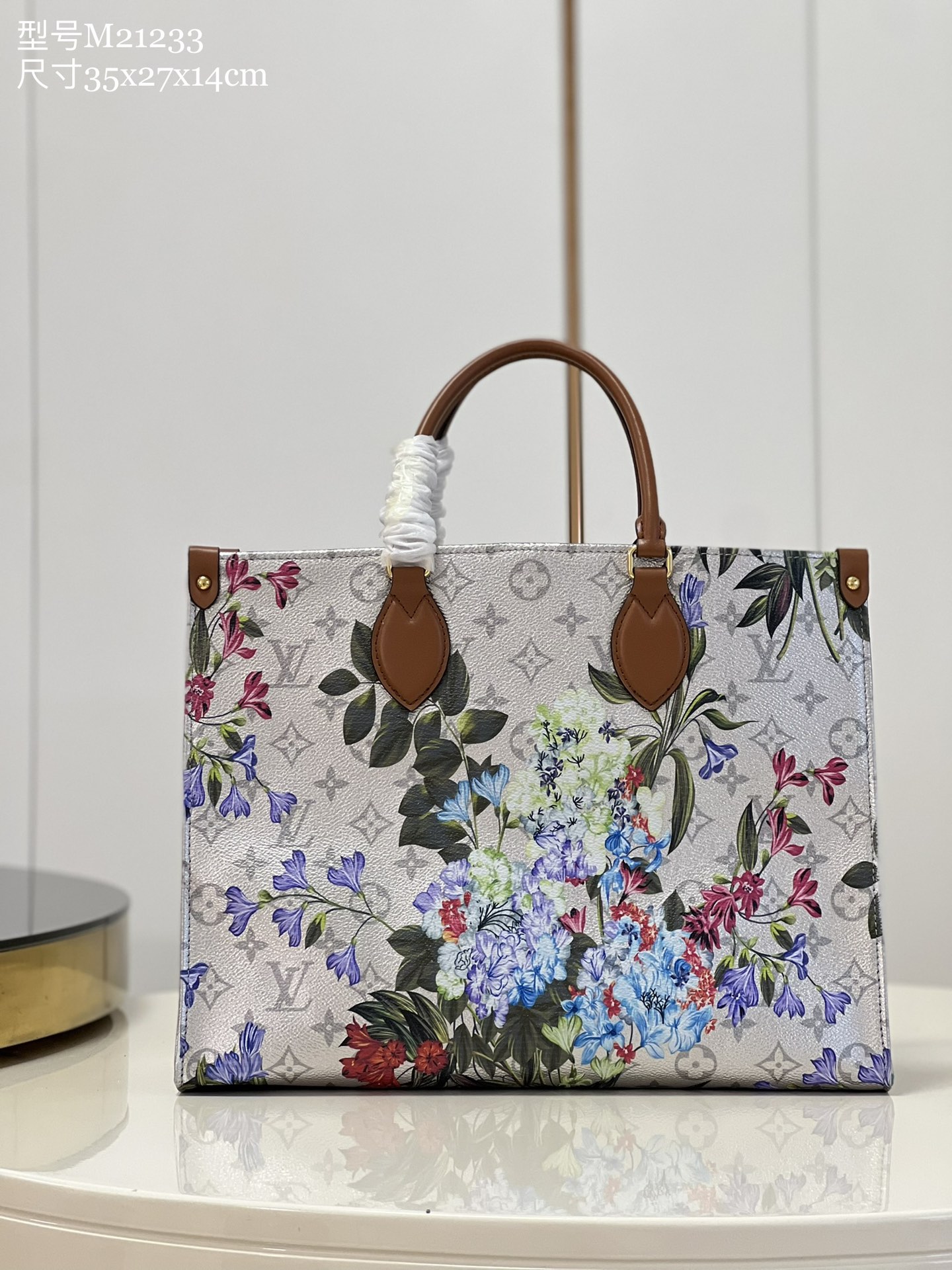 NO:399238,【Exclusive real shot M21233】M45039 Nicolas Ghesquière introduces gorgeous hydrangea prints into the autumn and winter show, and blooms on this OnTheGo medium-sized handbag. The metal-coated canvas is laid out with a Monogram pattern, with a microfiber lining, top handle and long leather shoulder strap. Dimensions 35 x 27 x 14 cm (length x height x width) S.,LV [original leather],louis vuitton19860909【独家实拍 M21233】M45039 Nicolas Ghesquière 将绚丽绣球印花引入 秋冬秀场,在此款 OnTheGo 中号手袋上绽放.金属质感涂层帆布以 Monogram 图案铺陈基底,搭配微纤维内衬、顶部手柄和皮革长肩带.尺寸35 x 27 x 14 厘米(长度 x 高 x 宽) S.,LV【原厂皮】,louis vuitton,Bag