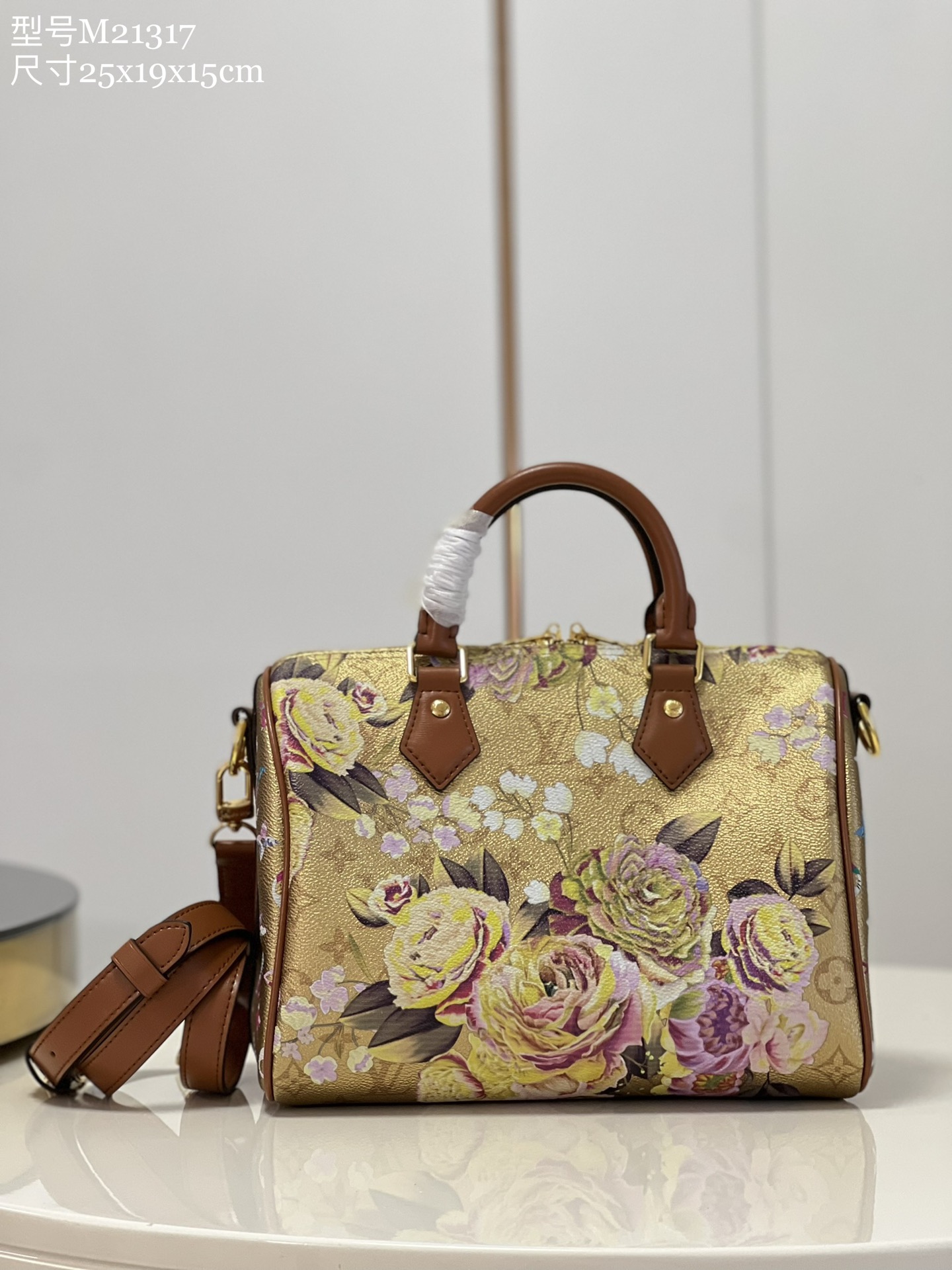 NO:399244,【Exclusive real shot M21317】M41113 This Speedy Bandoulière 25 handbag is made of metal-textured canvas, presenting the eye-catching bloom of gorgeous buttercups, telling the story of the floral theme cultivated by Nicolas Ghesquière for the autumn and winter fashion show. The classic outline sets the romantic mood, and the rolled leather handle and removable shoulder straps achieve a variety of portable options. Size 25 x 19 x 15 cm (length x height x width) s.,LV [original leather],louis vuitton19860909【独家实拍 M21317】M41113 本款 Speedy Bandoulière 25 手袋取材金属质感涂层帆布,呈现绚丽毛茛的瞩目绽放,讲述 Nicolas Ghesquière 为 秋冬时装秀培植的花卉主题.经典轮廓烘托浪漫情调,辊压皮革手柄和可拆卸肩带实现多样背携选择.尺寸25 x 19 x 15 厘米(长度 x 高 x 宽) s.,LV【原厂皮】,louis vuitton,Bag