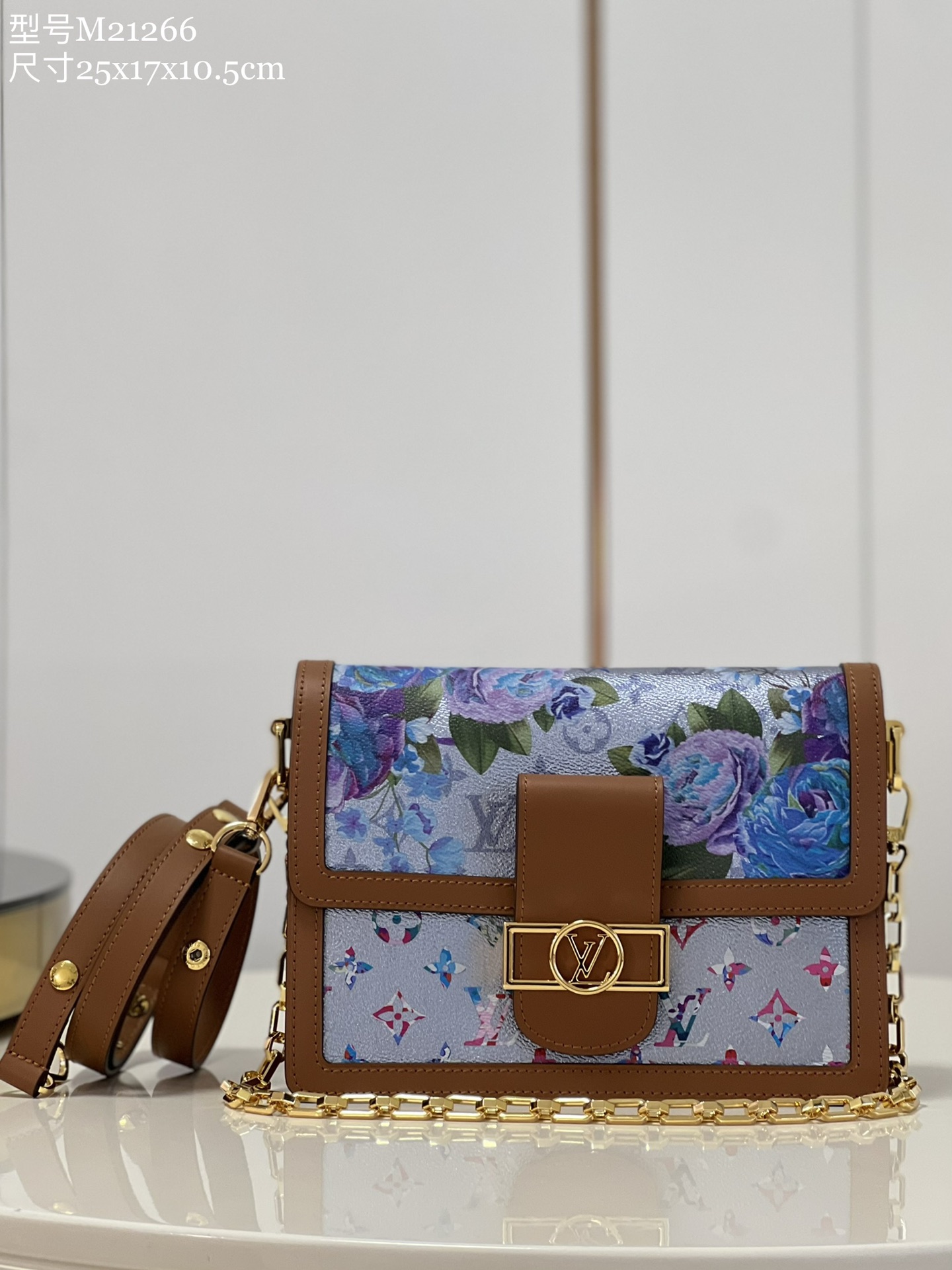 NO:399247,【Exclusive real photo M21266】M44391 This Dauphin medium handbag is made of metallic canvas, presenting the buttercup pattern cultivated by Nicolas Ghesquière for the Louis Vuitton autumn and winter fashion show, paired with an LV Circle lock. The inner compartment is equipped with a central zipper bag, and the shoulder strap and chain can be detached to achieve multiple carrying methods. Dimensions 25 x 17 x 10.5 cm (length x height x width) s.,LV [original leather],louis vuitton,louis vuitton19860909【独家实拍 M21266】M44391 本款 Dauphine 中号手袋取材金属质感帆布,呈现 Nicolas Ghesquière 为路易威登 秋冬时装秀培育的毛茛图案,搭配 LV Circle 锁扣.内隔层配有中央拉链袋,可拆卸肩带和链条实现多种背携方式.尺寸25 x 17 x 10.5 厘米(长度 x 高 x 宽) s.,LV【原厂皮】,louis vuitton,louis vuitton,Bag