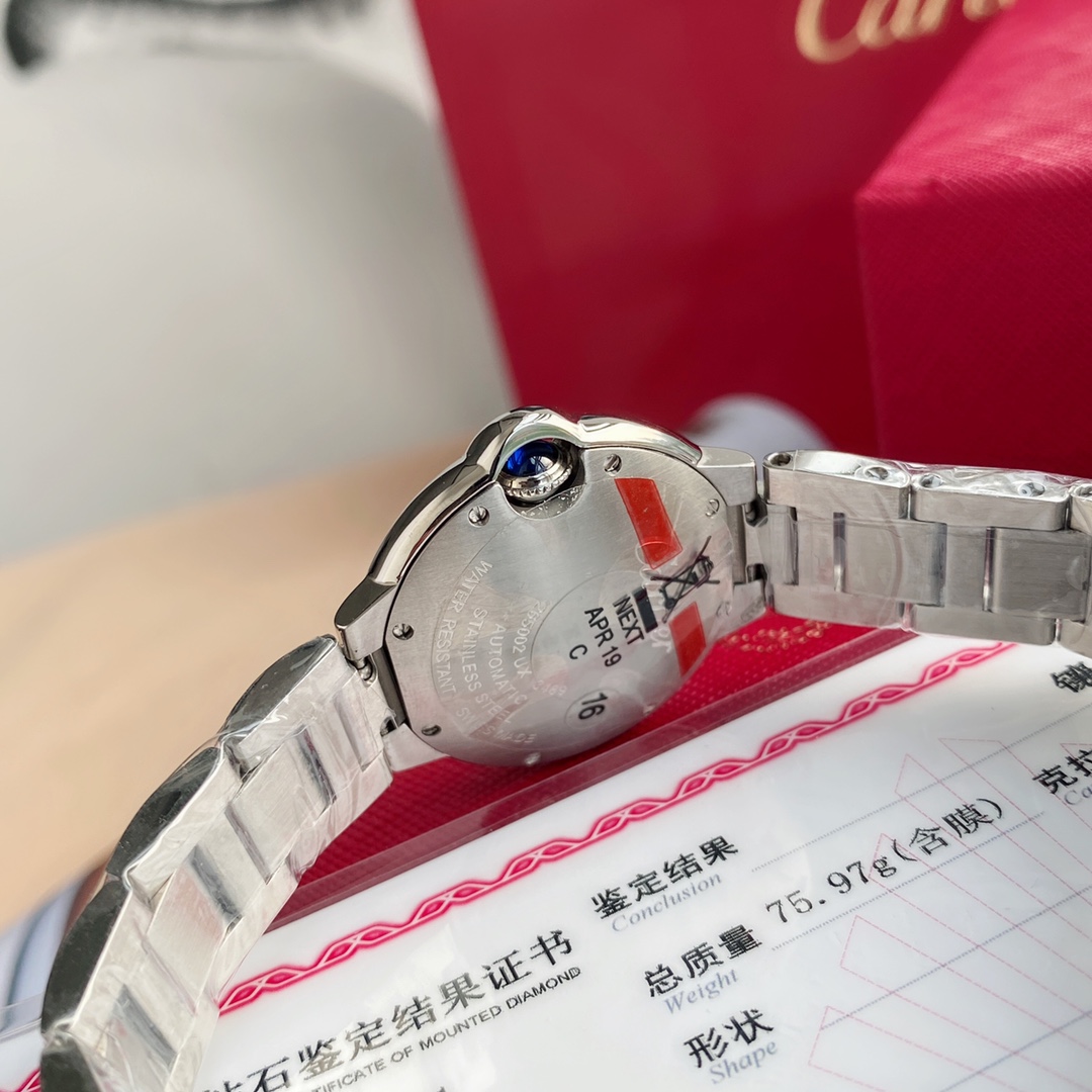 批💰2000配盒
新款33机械卡地亚,瑞士原装Eta2671机芯,表壳镶嵌50颗VS1.5天然真钻,GTC权威认证,机械表相比石英表虽然高端,但好多人并不是很了解机械表,所以可能因操作或常识性问题相比石英款会多出很多问题。利润还没石英表高,属于出力不讨好的款。
但还是有很多人喜欢机械款,这是实用品和艺术品的差别,而石英表也好,智能腕表也好,说白了都是实用品,经过机械化大生产或现代化流水线生产出的这些腕表虽然都称其为表,但是艺术品和实用品实际上是"泾渭分明”,甚至"天壤之别”。
卖了很多石英款蓝气球,相信大家都知道咱家的品质,你带出去进出专柜你是没有任何压力的,甚至你去专柜调整个表带长短,长期看专柜货的柜员也看不出区别,所以你戴出去放一百二十个心!
还有一些机械表注意事项:
这款属于卡地亚的自动上弦手表,其能量来源于佩戴者手臂的运动,故正常佩戴情况下不需手动上弦,只有因佩戴者运动量不足以给发条补充足够能量的时候,可能需要手动调试,这也是很多不懂机械表容易误解的地方,总觉得表有问题。另外为防止湿气渗入表壳和保持机械表的防水性能,请调试完手表一定确保表冠已经锁紧。还有一个常识就是防水表也只是日常防水,热水有时也是防不了的,这一点你们可以查询一下相关知识!配市场最高版本包装可媲美原包装,送礼体面!