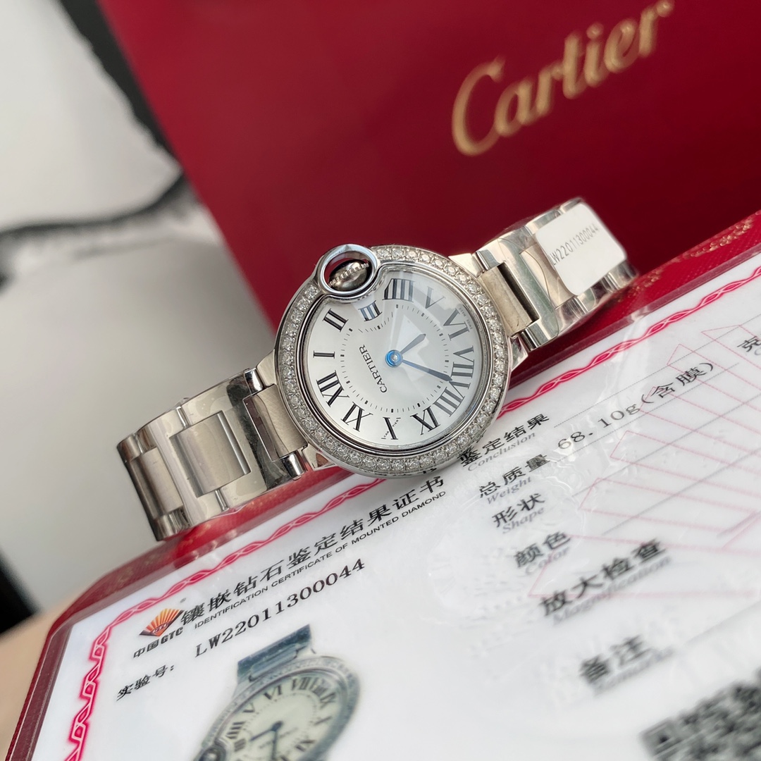 批💰1100配盒
高端硬货，又一重磅来袭！期待已久真钻粉气球来了  卡地亚真钻蓝气球欧洲渠道，每年国外很多代工都会流点这种很贵的表出来，同属石英机芯，28mm表盘，表壳镶嵌42颗vs1.2真钻！每只都有国家机构出具的证书，确保每一块都是真材实料真钻石，参数具体详尽，远非市场那些假证书可比，每一张证书的检测编号都是唯一编号，一一对应，绝无重复，机构官方网站可查阅！这个价格买钻石都值，更不要说买这个牌子的表，没人会做这个亏本生意去仿，送礼是绝对赞到爆！要的速度了！