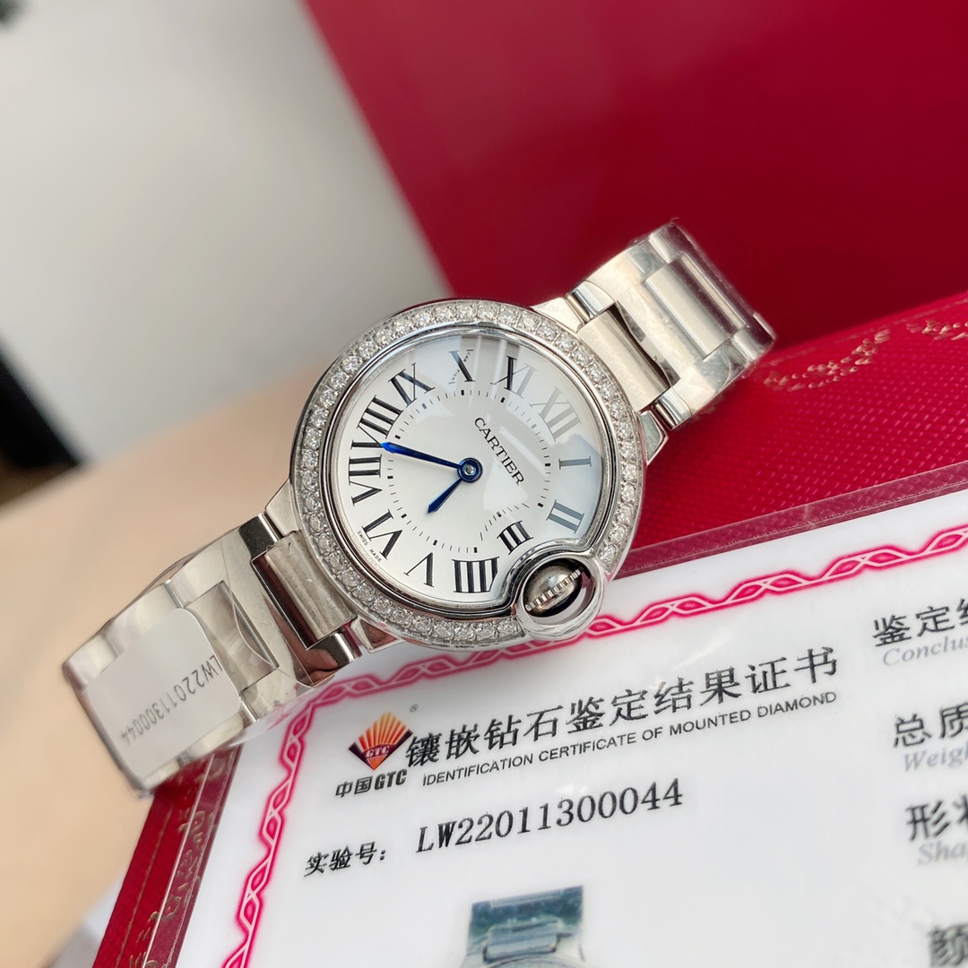 批💰1100配盒
高端硬货，又一重磅来袭！期待已久真钻粉气球来了  卡地亚真钻蓝气球欧洲渠道，每年国外很多代工都会流点这种很贵的表出来，同属石英机芯，28mm表盘，表壳镶嵌42颗vs1.2真钻！每只都有国家机构出具的证书，确保每一块都是真材实料真钻石，参数具体详尽，远非市场那些假证书可比，每一张证书的检测编号都是唯一编号，一一对应，绝无重复，机构官方网站可查阅！这个价格买钻石都值，更不要说买这个牌子的表，没人会做这个亏本生意去仿，送礼是绝对赞到爆！要的速度了！