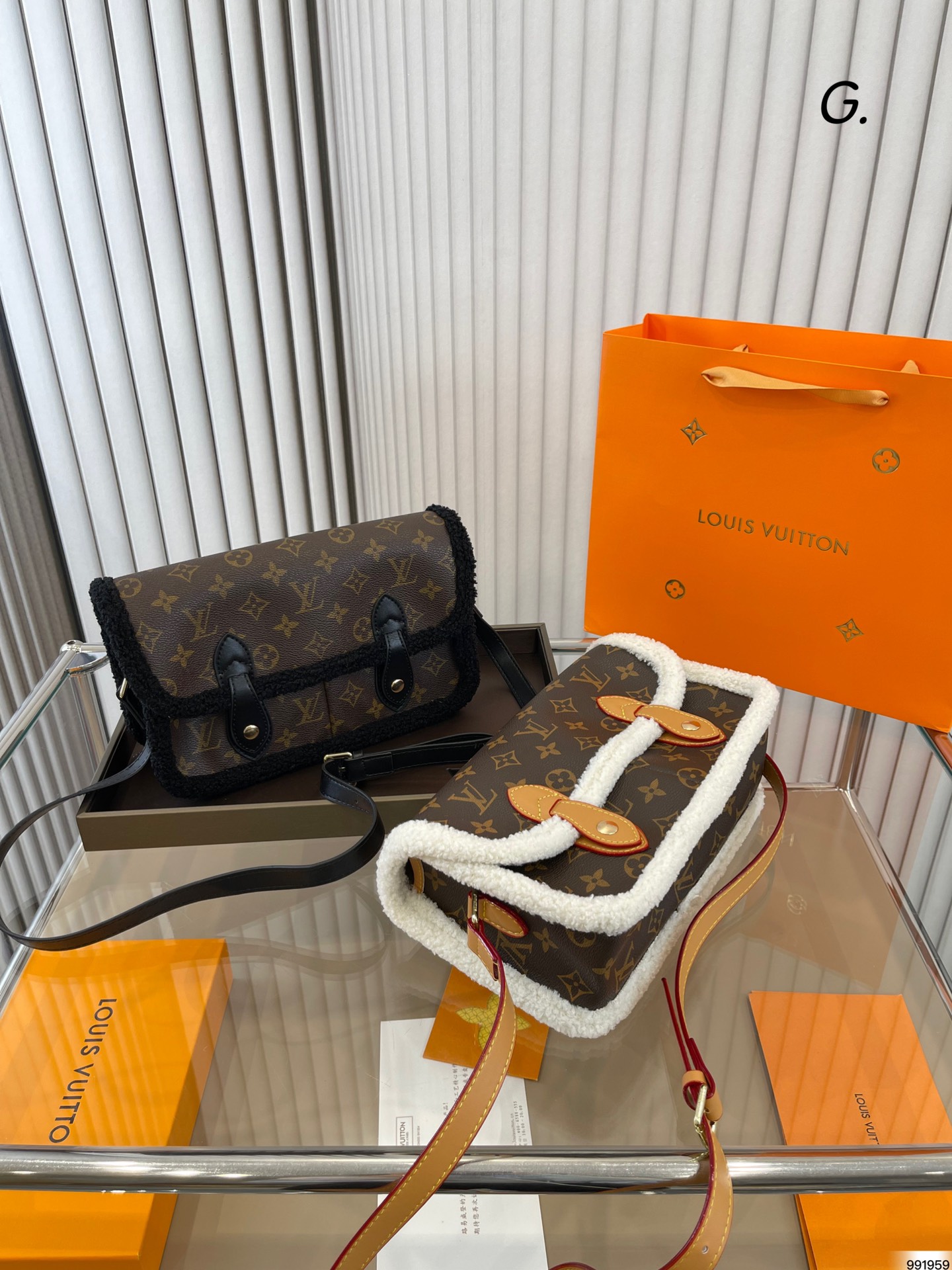 J0   Louis Vuitton 路易威登 LV 软萌可爱的包包 也太香了 暖色配羊羔毛 直戳我的审美观点 还有什么比它更适合秋冬 尺寸：25 16