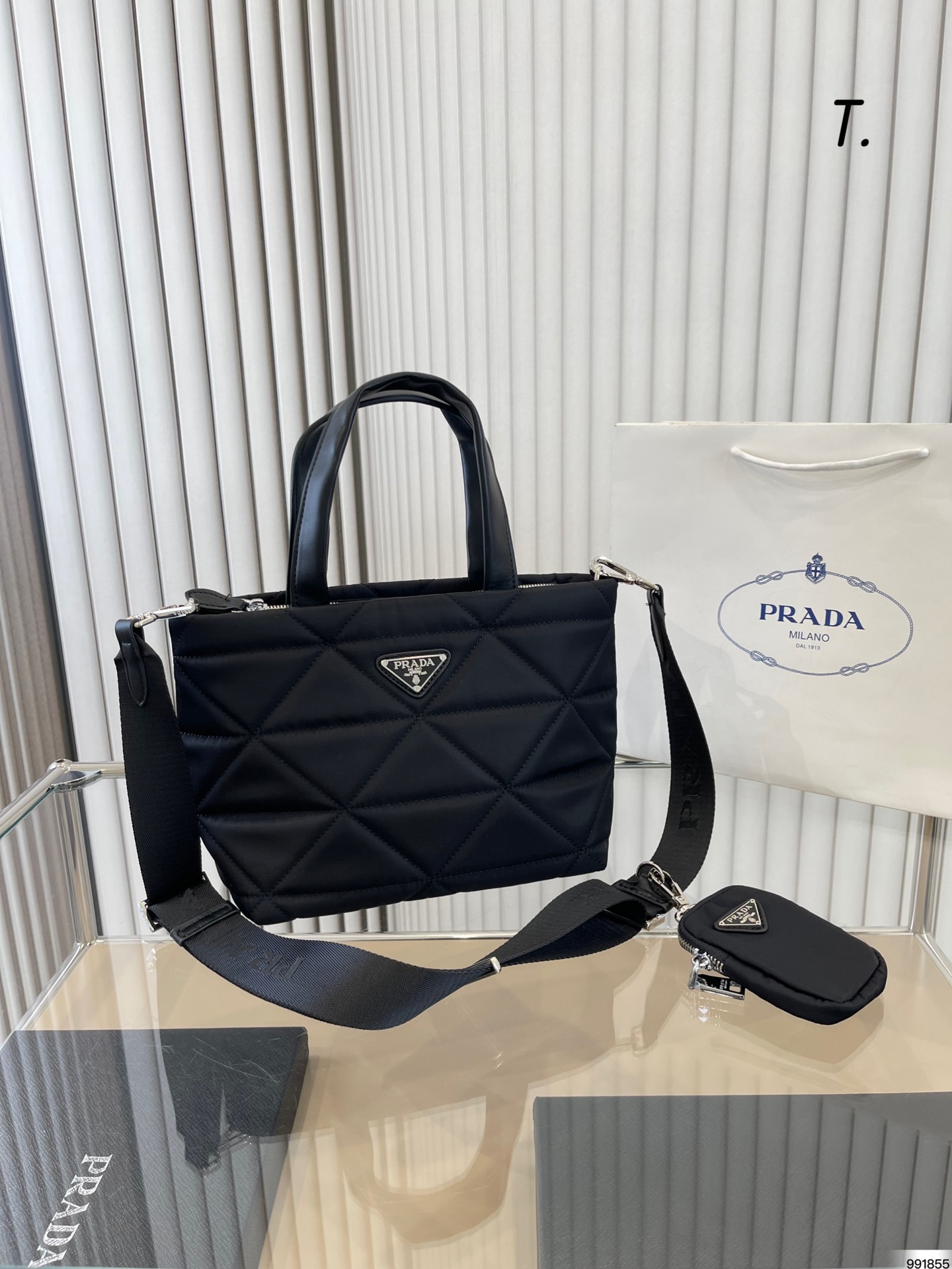 J0  普拉达 Prada 尼龙菱格托特包 有种酷酷感觉容量还很可 19