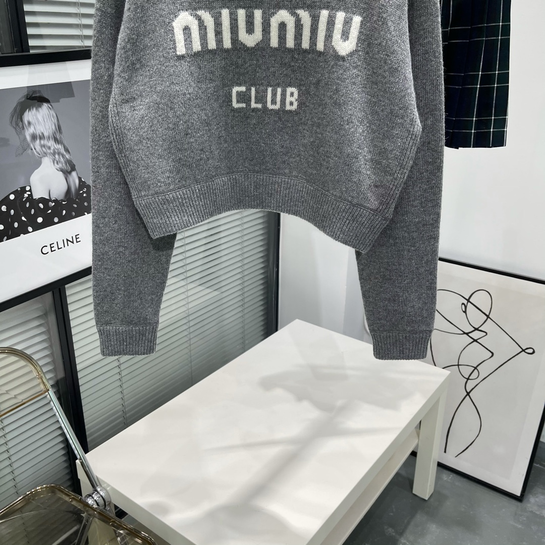 2022miu灰色简约字母圆领毛衣