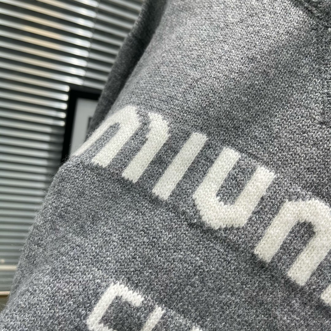 2022miu灰色简约字母圆领毛衣