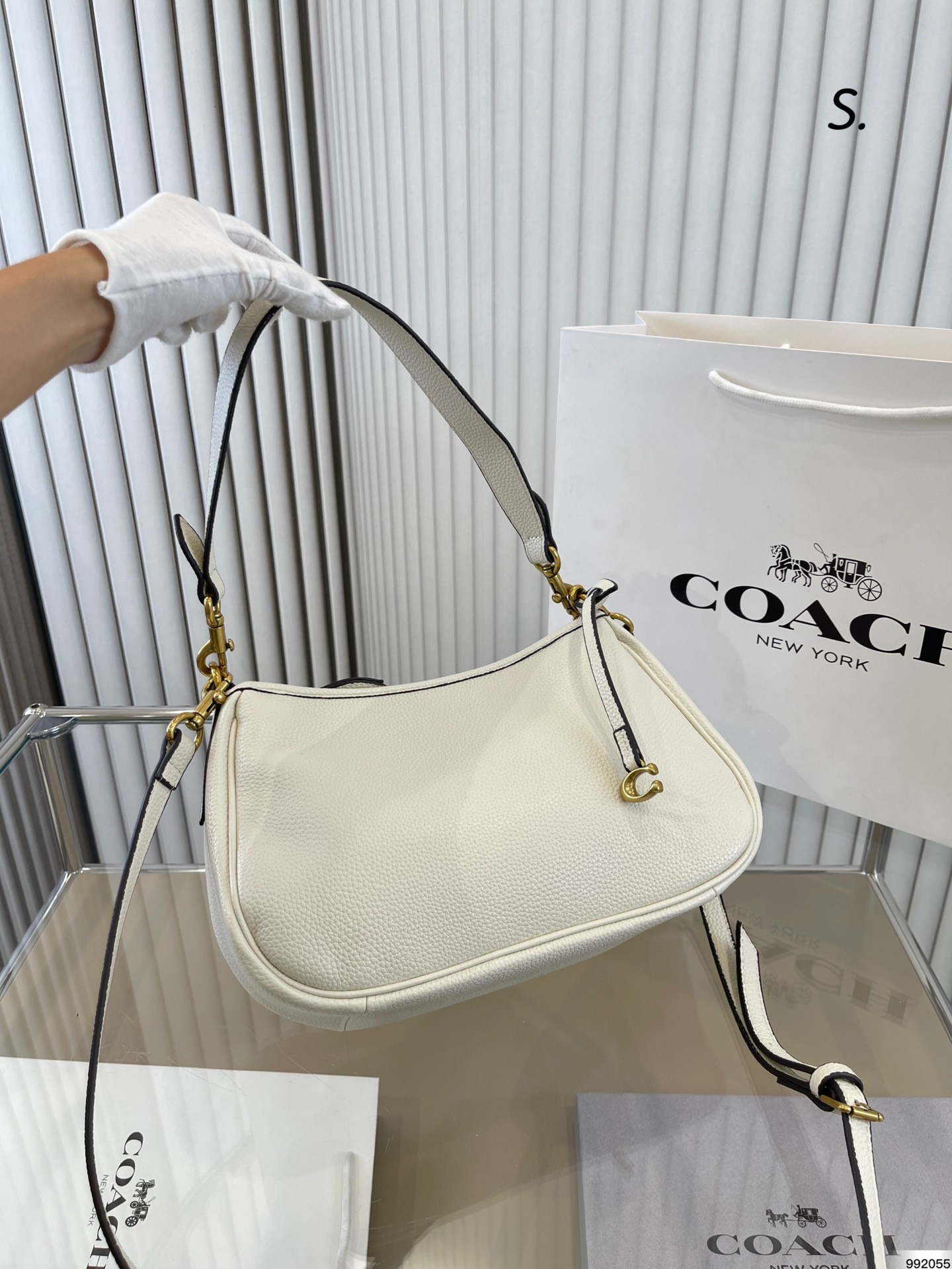 J0 4色  Coach 蔻驰 cary单肩包 颜值很到位 任何风格都可驾驭 加上又A又飒的感觉风格 尺寸： 27 17