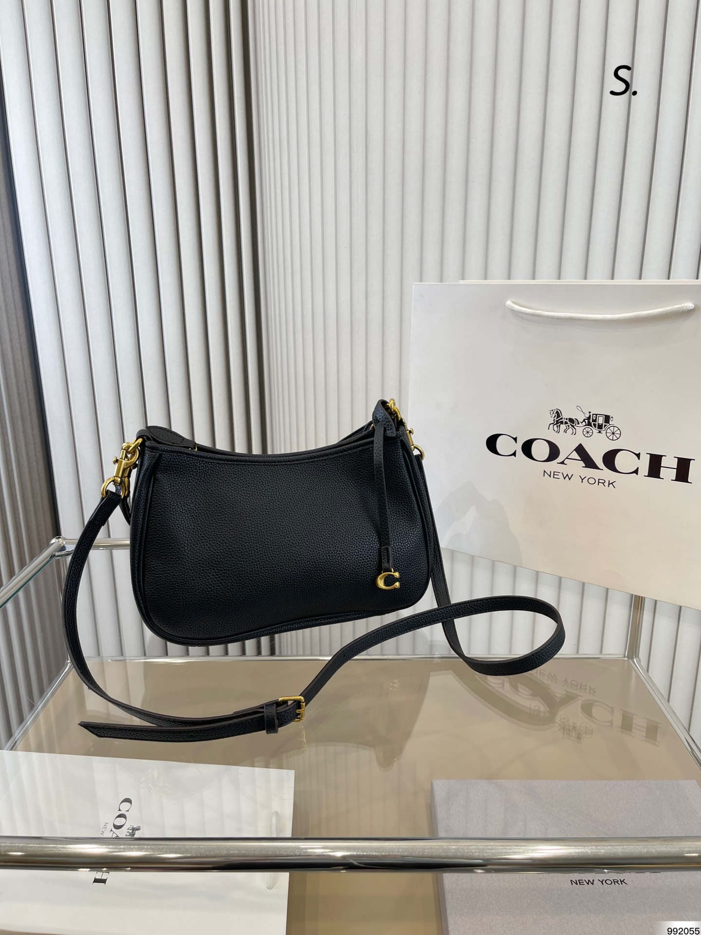 J0  Coach 蔻驰 cary单肩包 颜值很到位 任何风格都可驾驭 加上又A又飒的感觉风格 尺寸： 27 17