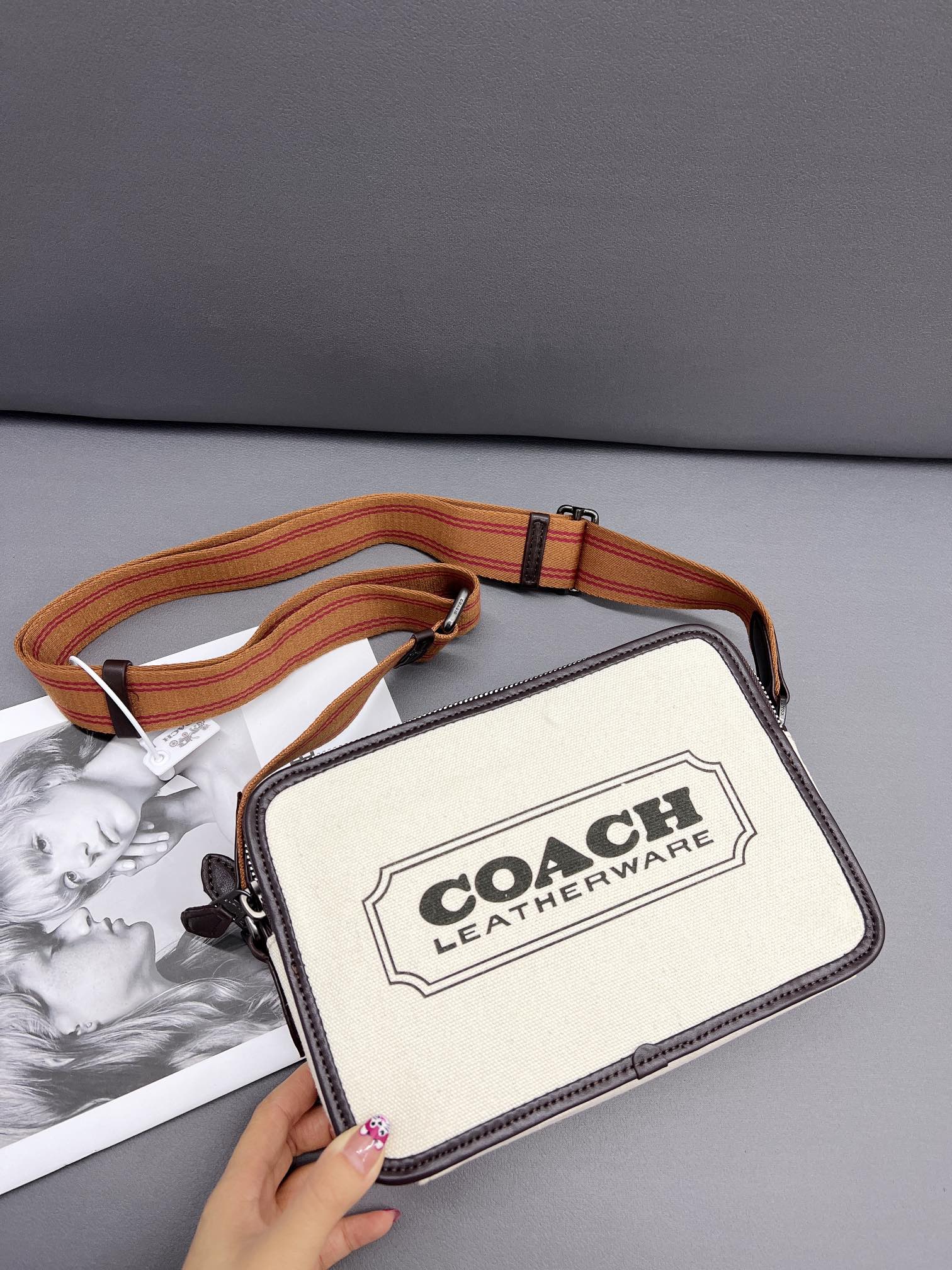 K0  Coach 蔻驰   Charter24 牛仔布邮差包 小方包 单肩包 斜挎包 经典Logo搭配原厂工艺材质 休闲百搭 采用精湛镶嵌细工，实物拍摄 原厂原版面料 配送小票 折叠礼盒防尘袋 24 x 16 cm。”},”imgsSrc”:[“https://xcimg.szwego.com/20220920/i1663684164_721_0.jpg?imageView2/2/format/jpg/q/100