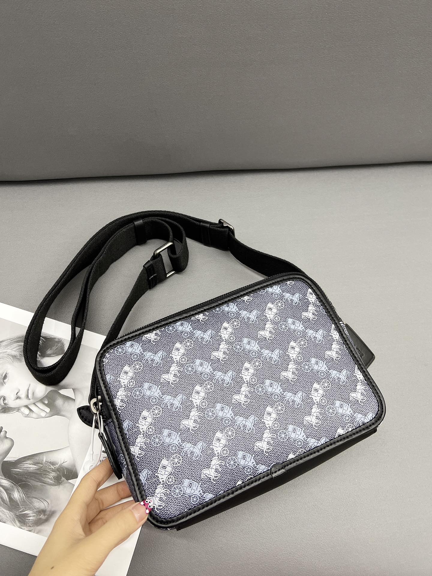 K0  Coach 蔻驰   Charter24 马车印花 邮差包 小方包 单肩斜挎包 经典Logo搭配原厂工艺材质 休闲百搭 采用精湛镶嵌细工，实物拍摄 原厂原版面料 配送小票 礼盒防尘袋 24 x 16 cm。