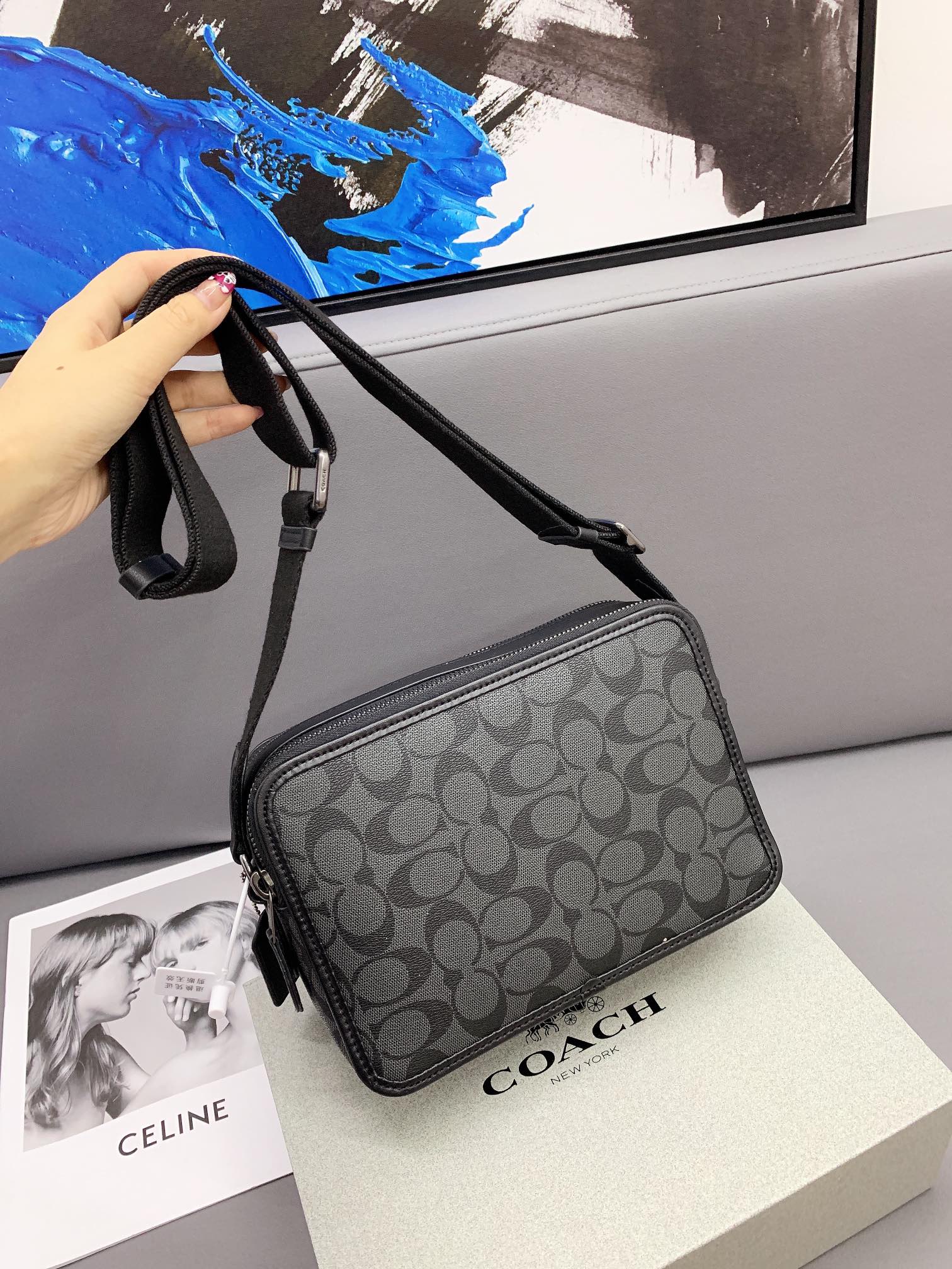 K0  Coach 蔻驰   邮差包 Charter24 印花 方箱子 单肩包 男士斜挎包 经典Logo搭配原厂工艺材质 休闲百搭斜挎包 采用精湛镶嵌细工，实物拍摄 原厂原版面料 配送小票 礼盒防尘袋 24 x 16 cm。