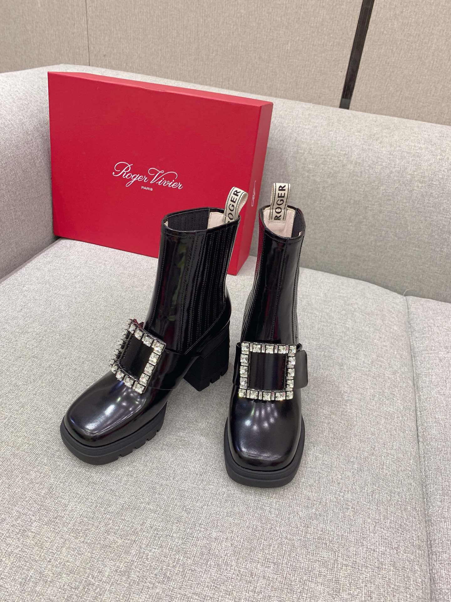 NO:485077,Gold buckle Diamond buckle Roger Vivie's newest square buckle high heel boots, the upper is smooth and shows its upright posture, adding Vivia style to the cool personality, the upper is opened with beaded cowhide, ZP molded square buckle, inner foot pad sheepskin, original molded outsole, heel height 9.5cm, size 35-39 (customized for 40), boots, roger vivier, boots, cowhide, sheepskin19860909金扣 钻扣 Roger Vivie*新款方扣高跟短靴 上脚平稳又尽显挺拔身姿 在酷帅个性基础上增添维维亚风情 鞋面开边珠牛皮 ZP开模方扣 内里垫脚羊皮 原版开模大底 跟高9.5cm 尺码35-39（40定做）,靴子,roger vivier,boots,cowhide,sheepskin,Women's Shoes