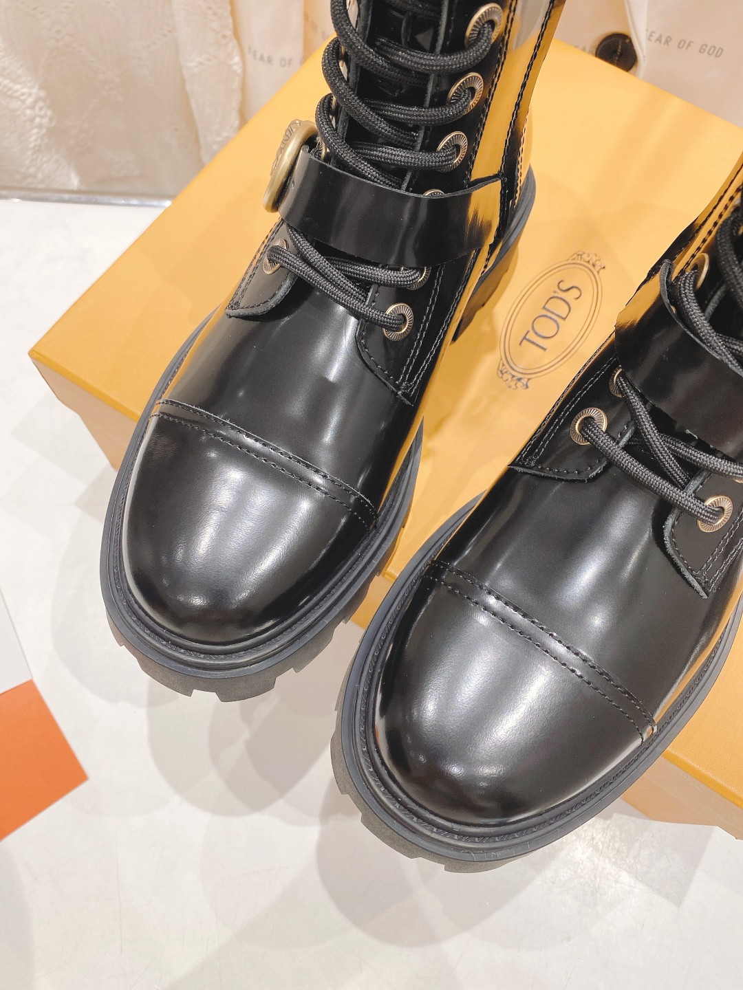 2022 Top Fashion: Todd’s Thick-Tweet Belt & Knight Martin Boots Review - 图片 7
