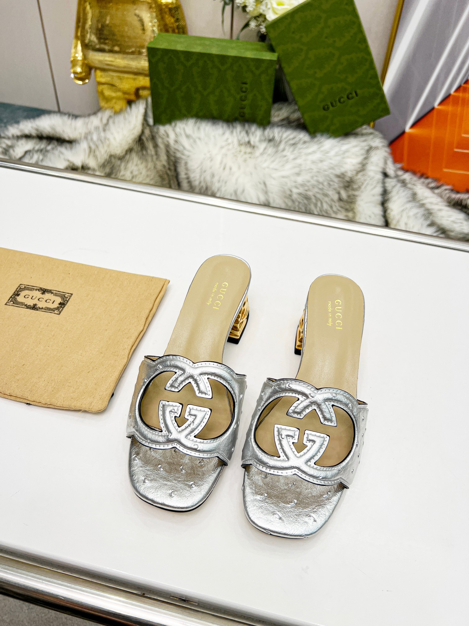 NO:238304,Rubber bottom rice, genuine leather bottom rice, the latest hit Nian Guqi is on the market. The original counter shoe mold is carefully crafted, the most popular luxury product of big brands, high quality to create classics, and a mid-heel slipper that is very comfortable to try. Material, fabric, ostrich pattern, inner layer of sheepskin. Size 35-44. Heel height 5CM, high heels, slippers, sheepskin19860909橡胶底米 真皮底米 年古奇最新爆款火爆上市.专柜原版鞋开模精心制作,大牌明星最爱的奢侈品,高品质铸就经典,试脚非常舒适的一款中跟拖鞋. 材质 面料鸵鸟纹. 里料内里头层羊皮. 码数35-44码. 跟高5CM,高跟鞋拖鞋,high heels,slippers,sheepskin,Women's Shoes