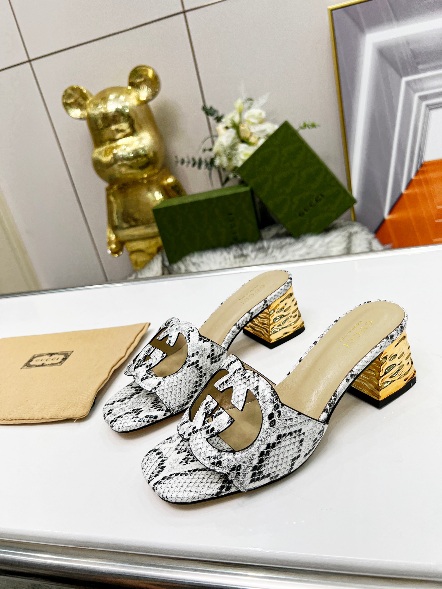 NO:238305,Rubber sole rice, genuine leather sole rice, the latest hit Nian Guqi is on the market. The original counter shoe mold is carefully crafted, the most popular luxury product of big brands, high quality to create classics, and a mid-heel slipper that is very comfortable to try. Material, snake pattern, lining, inner layer of sheepskin. Size 35-44. Heel height 5CM, high heels, slippers, sheepskin19860909橡胶底米 真皮底米 年古奇最新爆款火爆上市.专柜原版鞋开模精心制作,大牌明星最爱的奢侈品,高品质铸就经典,试脚非常舒适的一款中跟拖鞋. 材质 面料蛇纹. 里料内里头层羊皮. 码数35-44码. 跟高5CM,高跟鞋拖鞋,high heels,slippers,sheepskin,Women's Shoes