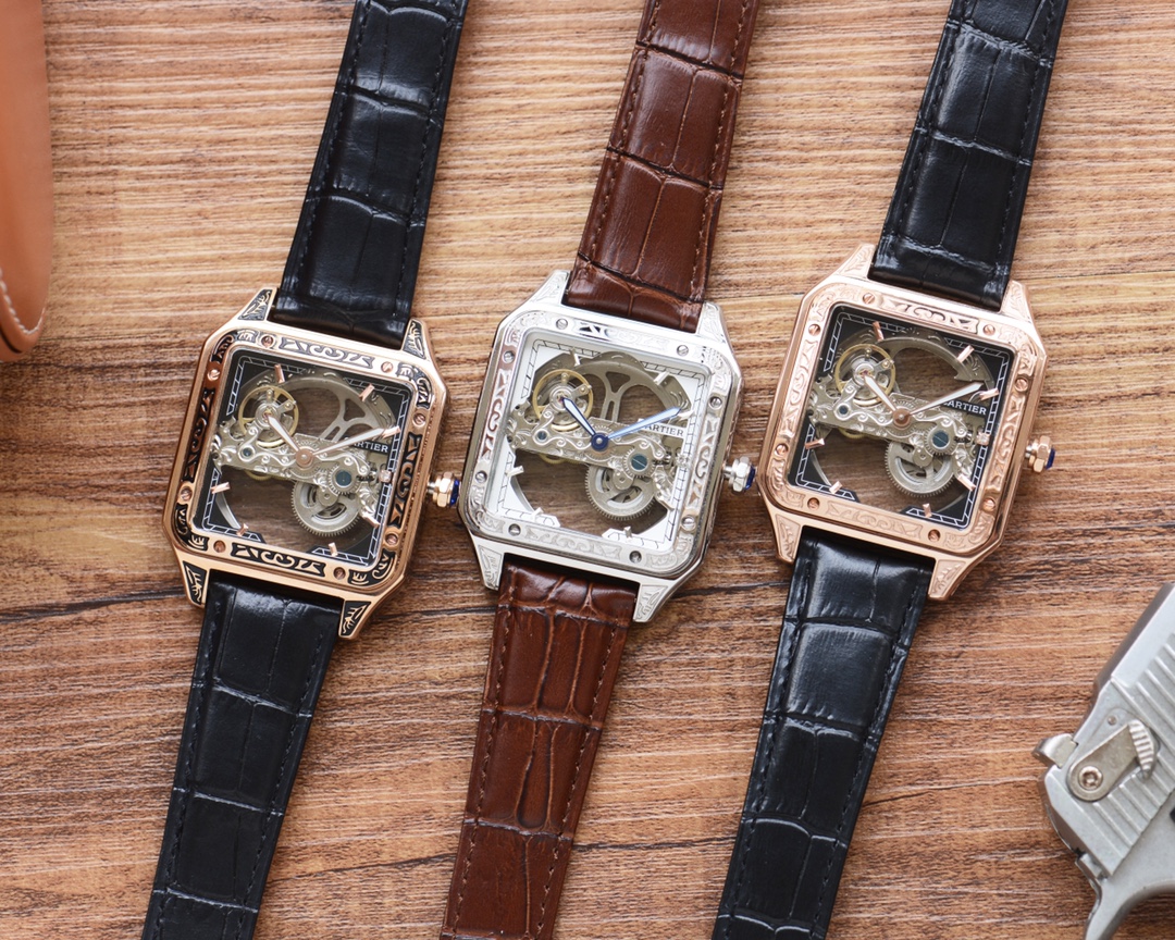 方形精品 最新： 卡地亚 Cartier 镂空设计独家首发 类型：精品男士腕表 表带：真牛皮表带 机芯：高端全自动机械机芯 镜面：矿物质强化玻璃更高清 品味高雅 浩瀚大气 匠心独运 腕间瑰宝 尺寸：直径43mm厚12Mm