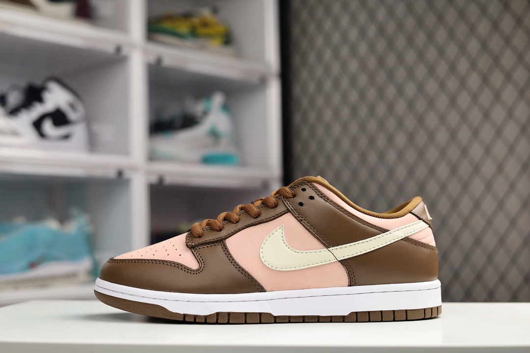 I0 Nike Dunk Low “Stussy Cherry” 樱桃顶级AS版本 权威制造无正品不开发正品同步还原 全面电脑针车 正品档案数据精准打造原纸板楦头 私模大底 一针一线遵循原版原厂材质1:1同步定制 拒绝偷工减料过验级细节 天花板货品独家呈现美国本土街头品牌Stussy与Nike公司联名推出了这款鞋子。以棕色为框架，以粉色为填充色。鞋舌上的Nike SB Logo则被一颗娇艳的樱桃代替，这双鞋子就有了一个亲切的称呼叫做“樱桃”。提起“樱桃”大家都不陌生，05年Nike和Stussy合作的Dunk SB Low以清新的颜色让人过目难忘现在也是一鞋难求