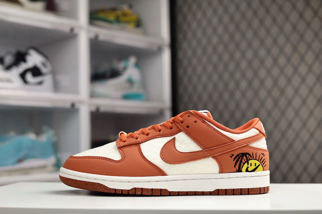 H0 Nike Dunk Low “Sun Club” 阳光俱乐部史诗 全网唯一全头层版本 正确低趴鞋头细节 拒绝偷工减料供应 鞋身采用回收材质制成，整体为白橘配色活力十足，鞋面整体采用织物面料独特吸睛。鞋跟外侧印有太阳沙滩刺绣图案，鞋带上面还有竹节形鞋带扣，鞋舌内侧更有椰子树图案设计，真的是一双细节满满的DUNK