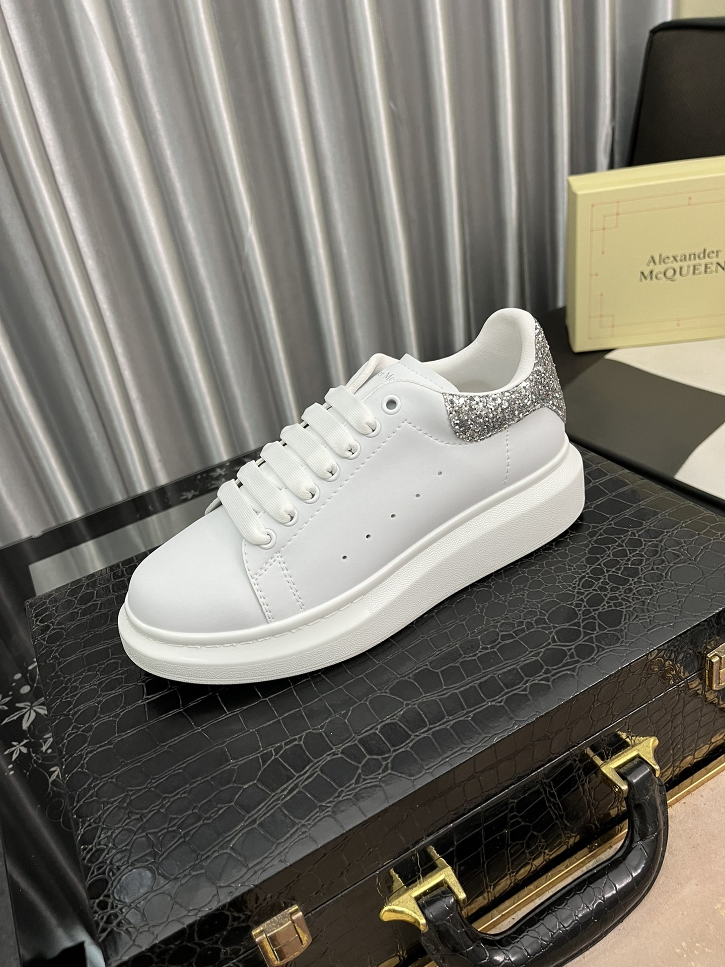 I0  Alexander McQueen 麦昆 情侣款小白鞋风靡全球的万年款,专注多年的经典楦型不变, 材料升级打造最高性价比鞋面: 头层丝绸牛皮,质感一流 羊皮,牛皮内里可选,非常柔软舒适 原版一比一耐磨防滑鞋底,女码: 35～40,男码: 38～44 ,定做45,46不退换