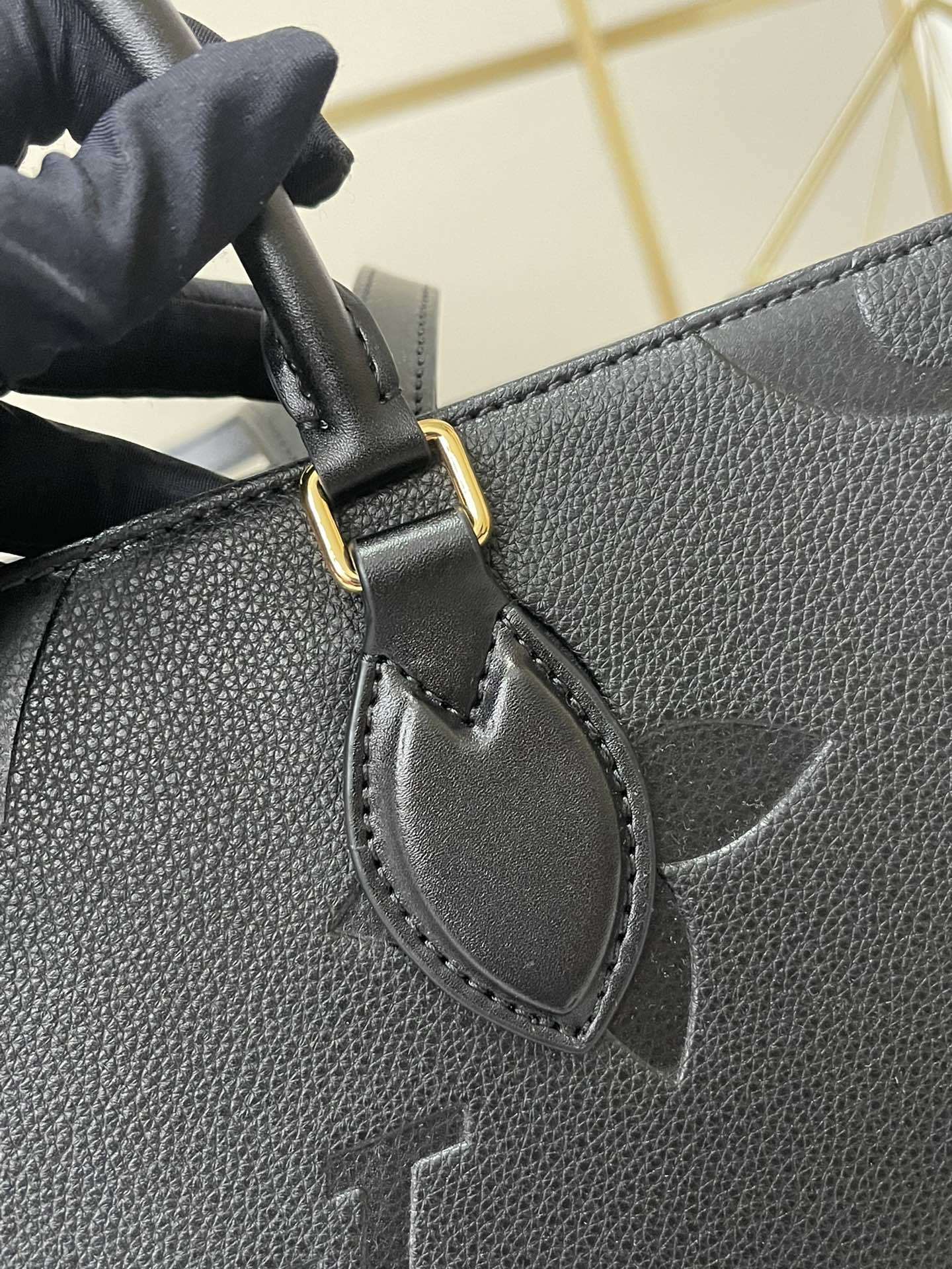 顶级原单独家实拍M45595黑色压花本款OnTheGo中号Tote包将Monogram图案先印染后压印于