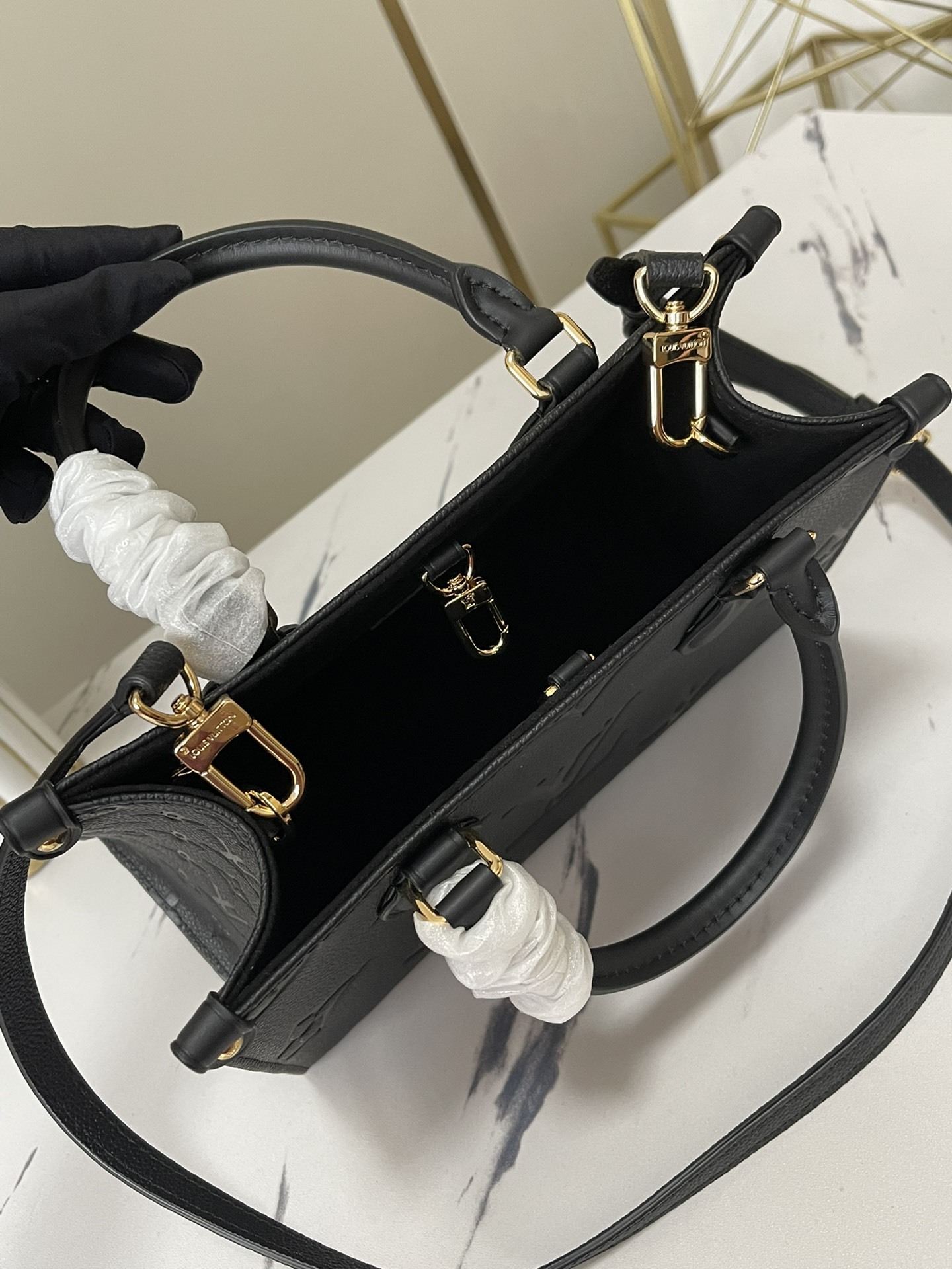 顶级原单独家实拍M45653Onthego小号Tote包向1968年的经典SacPlat手袋汲取灵感以压