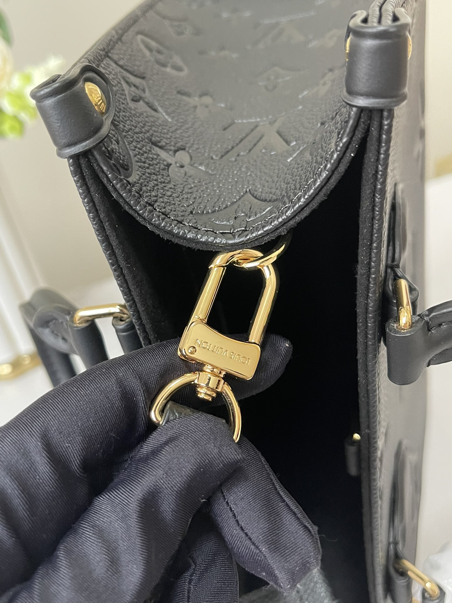 顶级原单独家实拍M45653Onthego小号Tote包向1968年的经典SacPlat手袋汲取灵感以压